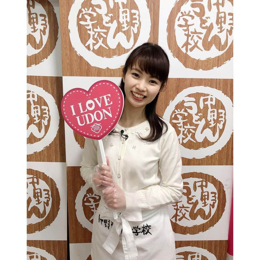 唐川美音のインスタグラム：「ななスパ///  新春企画「今年こそ」 今日は香川県琴平町にある中野屋の 羽藤社長に今年にかける思いをお聞きしました。　　  1階の土産物店は昨年リニューアル✨ 2階には楽しくうどん作りを学べる 中野うどん学校があるということで、 まっちゃん先生こと 松永校長に教えていただきながら、 コシを出す工程を体験させていただきました♪ 自分で作ったうどんをいただくのが楽しみです🤍🧡 ありがとうございました😊  #ななスパ #新春企画 #今年こそ #生中継 #香川県琴平町 #中野屋 #中野うどん学校 #楽しくうどん作り体験 #感染防止対策を徹底されています #おいり #ありがとうございました #iloveudon」