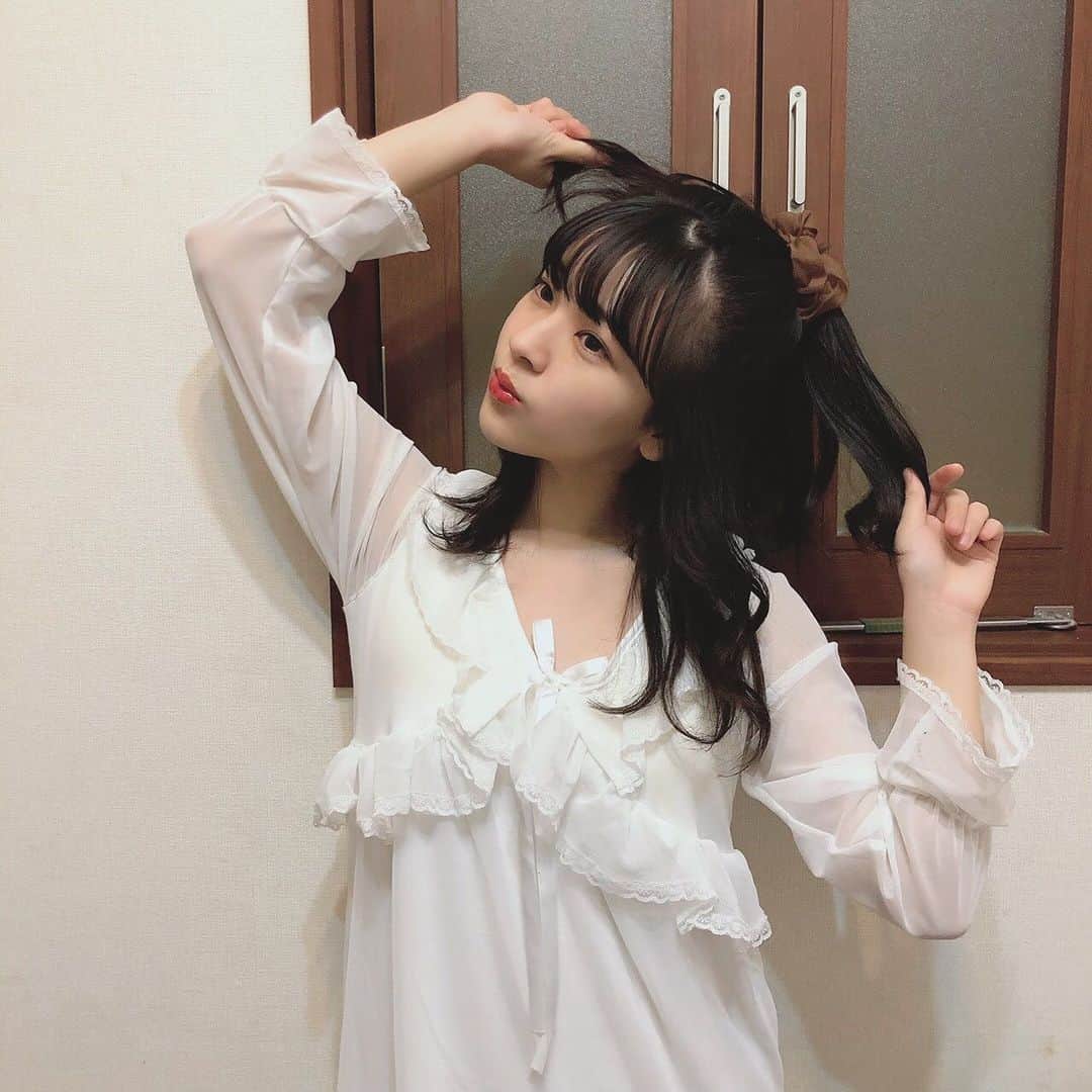 のインスタグラム：「かわいいパジャマGETしたよ～🤍 . 胸元のふりふりレースとシースルーがカワイイ💛 . @belle__lingerie  . 遅くなったけど . あけましておめでとうございます～🎍 . #ルームワンピース」