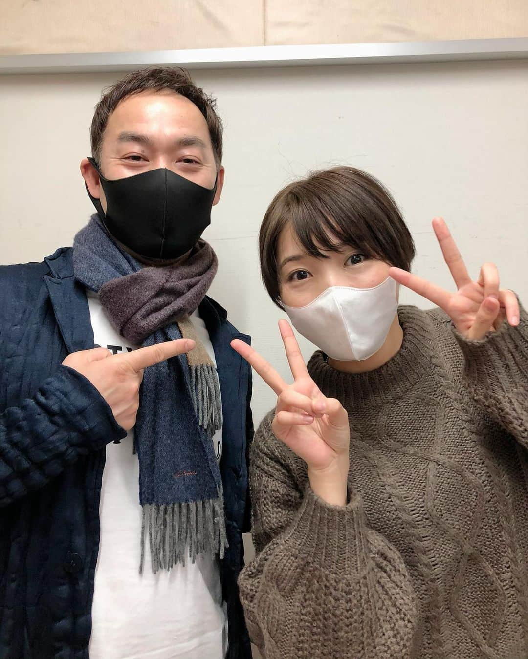 鳳真由さんのインスタグラム写真 - (鳳真由Instagram)「『ポーの一族』お稽古場の思い出🌹  本日は 1枚目福井晶一さん はじめ雲の上の方だと思った福井さん。一声出されたら広い教室中が一瞬にしてふわっともの凄い力と包容力に包まれるんです！ しかしとても気さくに話しかけて下さる、いまでは私のスイーツ師匠です。  2枚目高橋慈生くん。 東京バレエ団で活躍されていて、本当に同じ人間かしら？と思う位不可能なポーズやステップを次々こなしていく姿に目が釘付けでした。 上腕二頭筋にも目が釘付け💪  3枚目田中なずなちゃん まだ10代！ぴちぴち！ なのにとってもしっかりしていて、達者で。まるでお姉さんの様でした。大分魂、アツいですっ！  全員とは撮れなかったかな🥲 しかし、普段写真不精の私ですが このコロナ禍において こんなに人と人の繋がりを濃く感じられる場所にいることはまさに奇跡だと 普段より意識して記録に残していました。 これからもこういう気持ちが続きそうです😊  まだまだ沢山の思い出があるので少しずつ載せますっ。 Twitterにも載せてますっ。  おやすみなさいませ🌙  #ポーの一族 #福井晶一　さん #高橋慈生　くん #田中なずな　ちゃん  #目指せ1日1投稿2021」1月13日 23時28分 - ootorispecialpanic