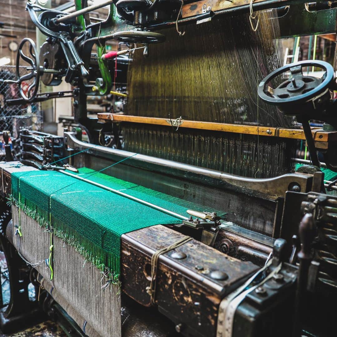 のインスタグラム：「The cloths used to create the exclusive hand made sneaker in collaboration with the @shoesurgeon were woven in the UK on one-hundred-year-old looms.⁣ .⁣ .⁣ #vintage」
