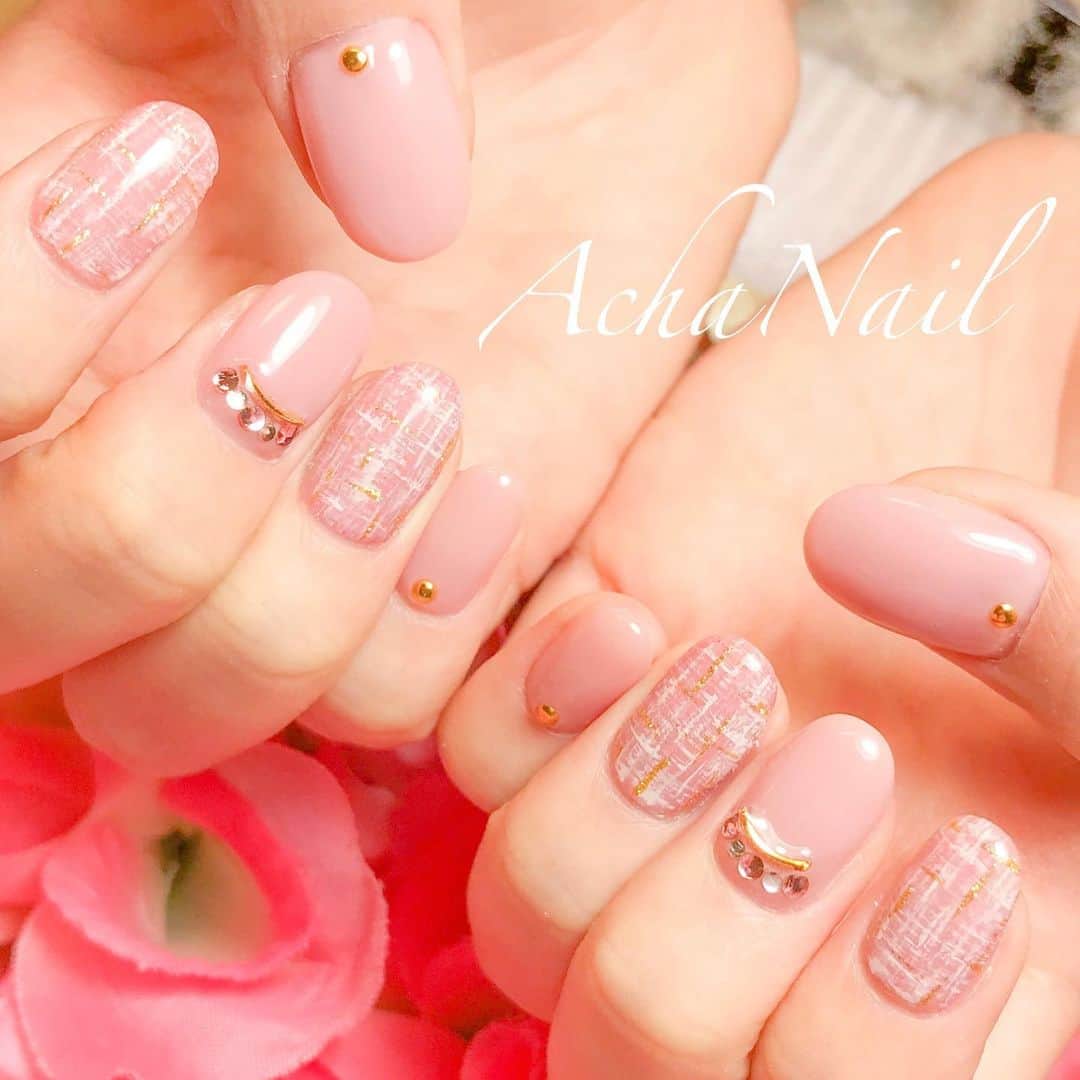 AchaNailのインスタグラム：「ピンクベージュのツイードネイル💖﻿ ﻿ https://ameblo.jp/acha-nail/entry-12649533322.html﻿ ﻿ #ネイル #ジェルネイル #フィルイン #フィルイン導入サロン #南池袋 #池袋 #池袋ネイルサロン #ネイルデザイン #ツイード柄 #ツイードネイル #ピンクベージュ #冬ネイル #ツイードチェック #tweed #locari #Nails #AchaNail #NailStagram #InstaNails #Nailart #JapaneseNailart #NailDesign #Gelnails #kawaii #네일 #日式美甲 #tweednail #winternails #pinkbeige #nudie」