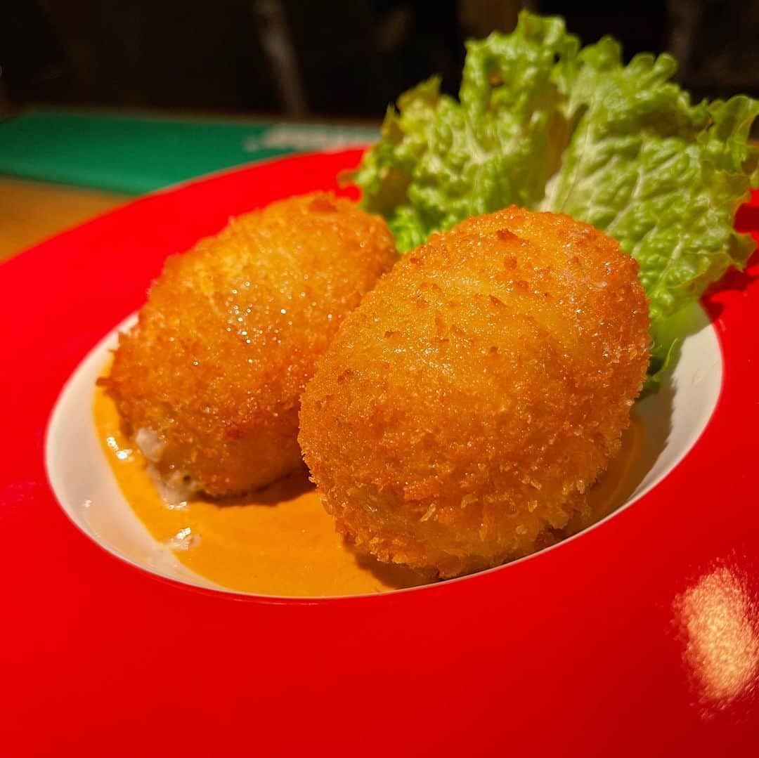 のインスタグラム：「. 【Agri】📍京都  京都市役所前にお店を構えるビストロ「Agri」。本格的なイタリアンテイストのアラカルトをリーズナブルに楽しめます。  中でも、どろぶたを使用した料理は絶品！どろぶたの炭焼きはマストでいただきたい逸品です。 メニューが豊富なので1軒目利用でガッツリ食べたいときにもオススメです。 カジュアルすぎず堅苦しすぎないお洒落な空間なので様々なシチュエーションで使えそう…！💭  #agri #京都グルメ  TERIYAKIでは、単なるインスタ映えだけじゃない、本当に美味しいお店を紹介しています。 また、「食」が大好きな人必見の食通が集うコンテンツも充実。 食べることは大好きでも、「行きたいお店に一緒に行く人がいない…」「訪問する機会がない…」という方も多いのではないでしょうか？ そんな時はTERIYAKI美食倶楽部にお任せ！TERIYAKI編集部のメンバーや会員さんと、まだまだ認知されていない隠れた名店や、時には超がつくほどの予約困難店に行き、食の楽しみを享受することができます。グルメな人脈を広げるも良し、ただただ美味しいものを極めるも良し！食通が集った極上のコミュニティをお楽しみください。」