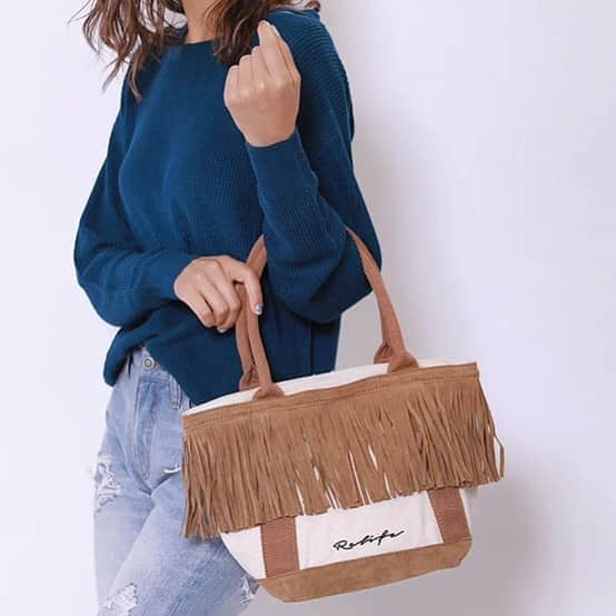 ラレイアのインスタグラム：「🌴 こちらのアイテム💁‍♀️💕 実はSALE価格は明日9:59までです⚡️ ・ しっかりした素材に使いやすいサイズ感😍💓 ・ 今なら1,800円+tax😁 ・ そして開催中のお買い物マラソン限定クーポンも配布中なので、今が狙い目です💕 ・ お見逃しなく🧡 ・ ・ ・ @laleia_official  #hawaii#aloha#surf#beach#laleia#フォトジェニック#インスタ映え#インスタ女子#アロハ#ビーチ#楽天スーパーセール#ラレイア#楽天#ビーチガール#サーフスタイル#大人カジュア#冬#冬コーデ#冬ファッション#トートバッグ#お買い物マラソン」