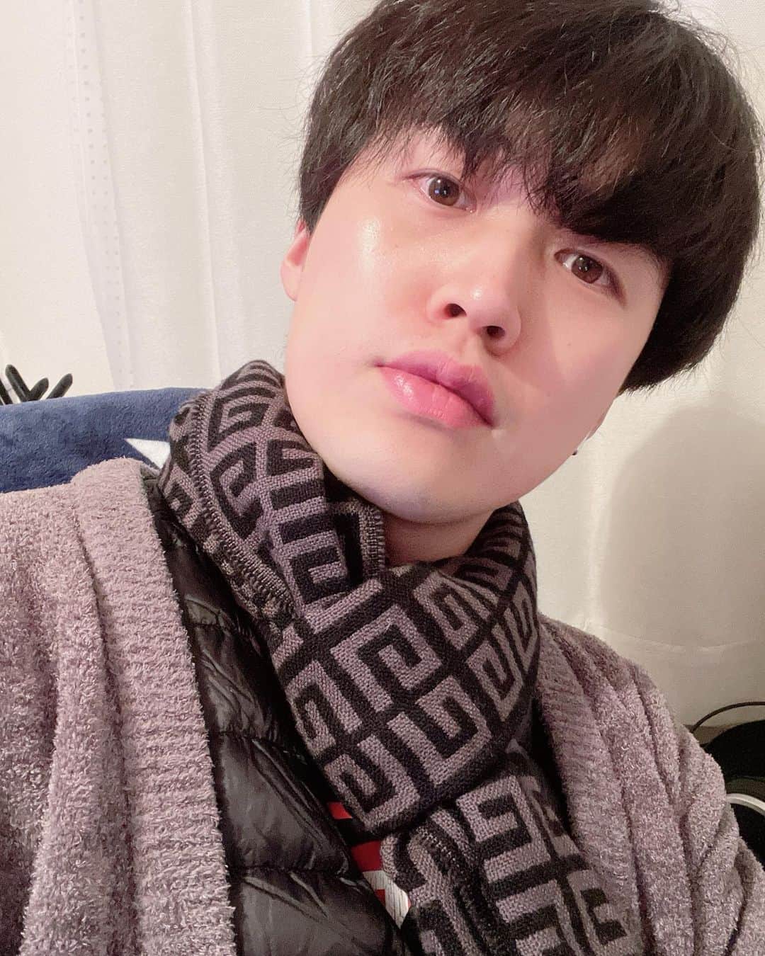 のインスタグラム：「추울땐 패션이고 뭐고 따뜻한게 최고임👍 家でも完全武装 #시골패션😆」