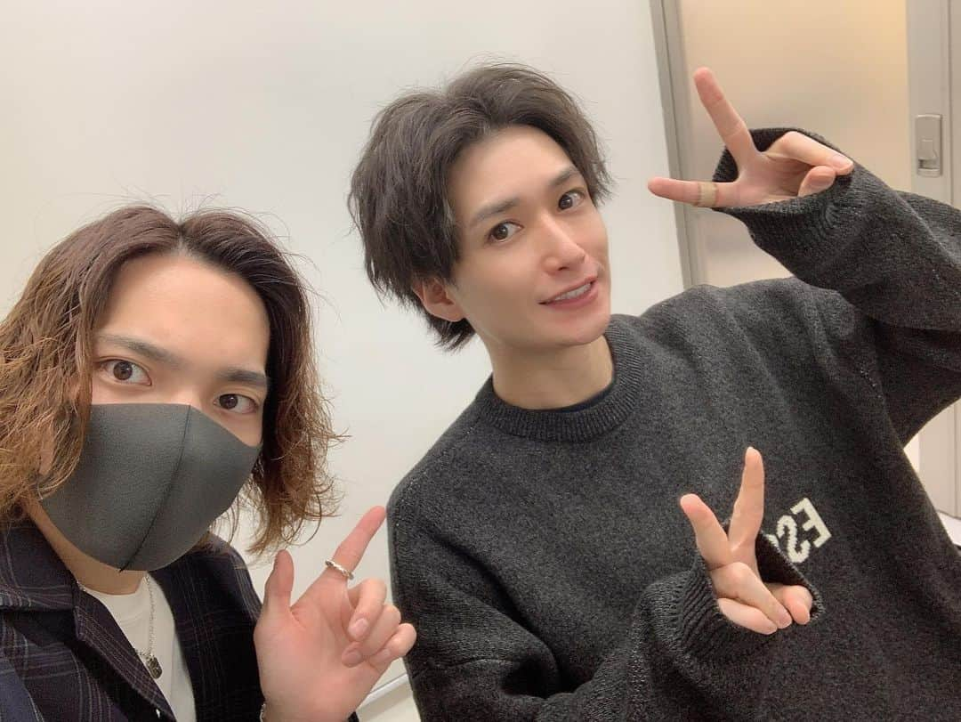 井深克彦さんのインスタグラム写真 - (井深克彦Instagram)「.﻿ 💇‍♂️✂️✨﻿ ﻿ #SMILOOP さんで新年初﻿ カット&トリートメントを🌿﻿ ﻿ 今日はファンクラブ配信で﻿ トリートメントしてもらってる様子を﻿ 配信させてもらいました💕﻿ ﻿ みんながコメントで﻿ 受けたいって言ってくれてた﻿ 超音波トリートメント、﻿ めっちゃツルツルサラサラになるから﻿ オススメです✌️﻿ SMILOOPの土屋さん担当で是非☺️﻿ 女の子ももちろんオススメだよ👠🎀 ﻿ 久しぶりにセンターパートで﻿ かっこよくしてもらいました🦁🎪﻿ @shoken.t  いつもありがとうございます💕﻿ そして今年もよろしくお願いします🤲 ﻿ #SMILOOP #hairsalon #Harajuku #salon #haircut #hairstyle  #menshair #menshairstyle  #メンズヘア #メンズヘアスタイル #センターパート #美容室 #原宿」1月13日 23時47分 - ibuka_katsuhiko