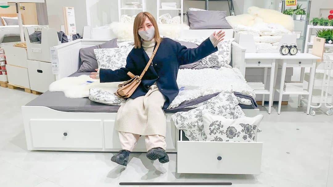 和希詩織のインスタグラム：「ベッド購入🛌✨ . . . 買いに行く動画YouTube投稿したからプロフィールのURLから飛んでYouTube見てね▶️✨ . . . . . . #IKEA#購入品 #購入品紹介 #YouTube#youtuber #youtubechannel #チャンネル登録お願いします #チャンネル登録 #家具#寝具#オシャレな家 #かわいい #ベッド#新生活#収納#北欧家具 #インテリア」