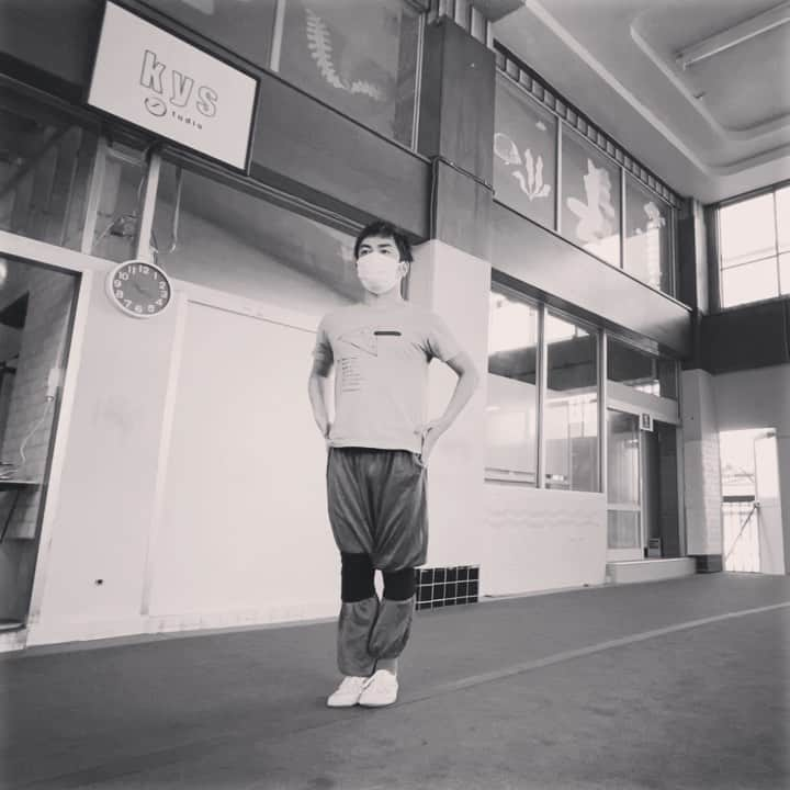 松浦新のインスタグラム：「南拳。どうぞ。  #action  #actor  #training  #kungfu  #gym  #movie  #actionmove #俳優  #アクション  #カンフー  #武術太極拳  #映画  #アクション映画  #筋トレ  #南拳  #wushu  #martialarts  #nanquan  #yongchunquan  #hongjiaquan  #演员  #咏春拳  #洪家拳  #中国武術  #トレーニング  #松浦新 #martialarts  #taolu  #jump  #twist  #kicks」