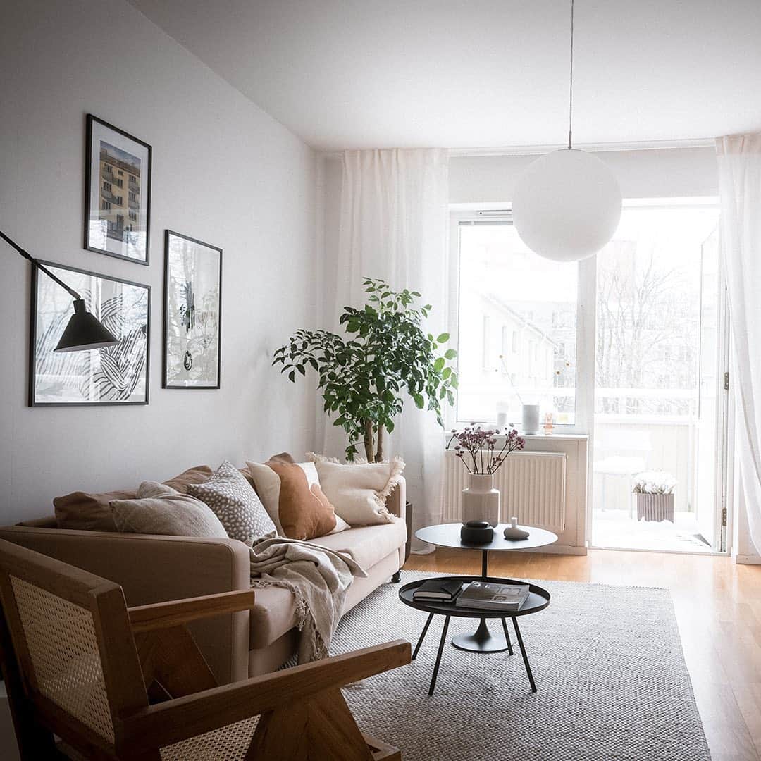Bjurforsのインスタグラム：「Drömlik pärla på Stenklevsgatan 1B 💭. Foto: @fotografalencordic Styling: @mabel.market . . . . #bjurfors_goteborg #mäklarezaraek #inredning  #interior #homestyling #vardagsrum #livingroom #interiorinspiration #inredningsinspiration #interiör #carpet #bedroominspo #interiorinspo #sofa #ljusinsläpp」