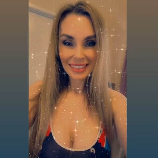 ターニャ・テイトのインスタグラム：「Tanya Tate's Tea & Crumpets  Live Chat at 10am Los Angeles time..  Are you my VIP ? Will you bring the tea ?  You know where...」