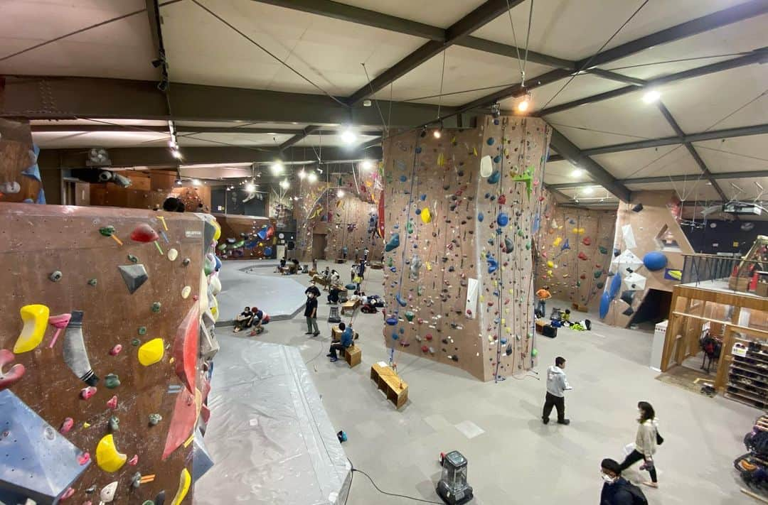 平山ユージさんのインスタグラム写真 - (平山ユージInstagram)「カッコいい写真を頂きました。 @climbparkbasecamp の休憩室に展示させてもらってる。  輪 8b+,5.14a   左手のこのホールドを取った瞬間は痺れたなー😆😆  I got a cool photo. It’s on a wall of relax room of @climbparkbasecamp.   Wa 8b +, 5.14a first ascent 💪🏼   The moment I took this hold on my left hand, My heart was numb 😆😆  Photo @teqqei.dslr   @climbparkbasecamp @basecamponlineshop  @thenorthfacejp  @beal.official  @blackdiamond  @climbskinspain  @carbongrip  @rustamclimbing  @basecamp.import  @bc_mgmt   #瀬戸内jam2020」1月13日 23時56分 - yuji_hirayama_stonerider