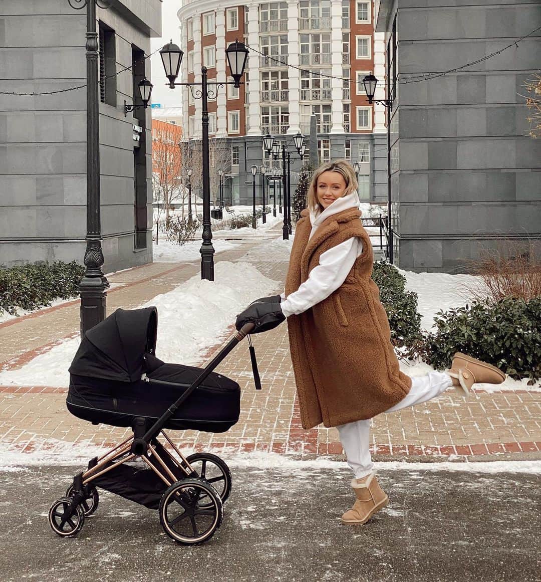 Nataly Osmannのインスタグラム：「How many teddy bears do you see at this pic?;) #maxmara @maxmara」