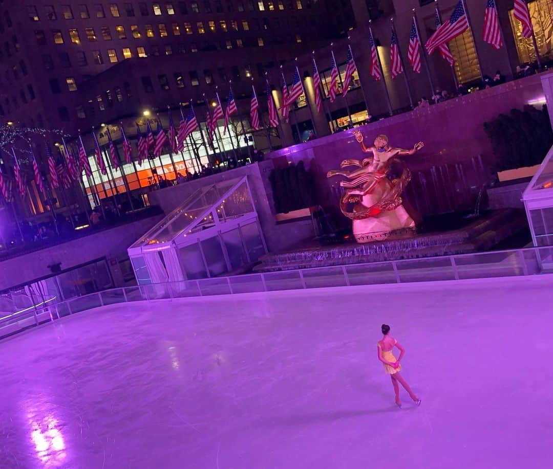 キーラ・コルピのインスタグラム：「Here’s my brilliant skating student Aneska🌟🌟 She and other wonderful skaters performed last night at @rockcenterrink.  Thank you @mikishstyle for organizing such a great event!」