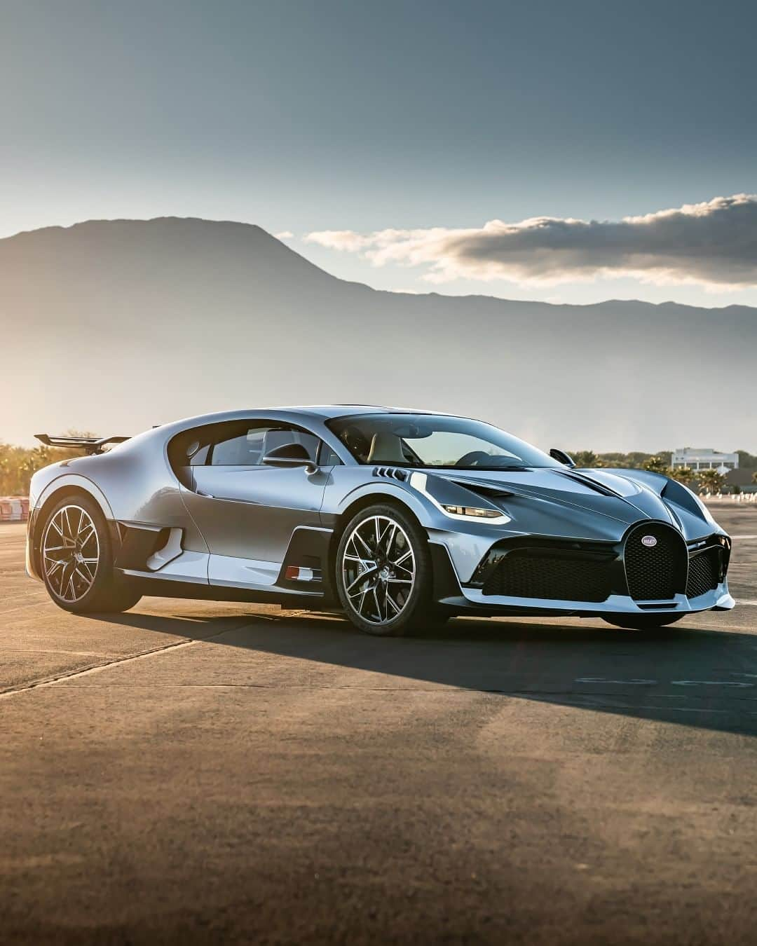 ブガッティさんのインスタグラム写真 - (ブガッティInstagram)「With a futuristic design and unique performance, the DIVO brings BUGATTI’s iconic coachbuilding heritage into the modern times.   #BUGATTI #BUGATTIDivo #DIVO  _  WLTP: Fuel consumption, l/100km: low 43.33 / medium 22.15 / high 17.99 / particularly high 18.28 / combined 22.32; CO2 emissions, combined, g / km: 505.61; efficiency class: G」1月14日 0時00分 - bugatti