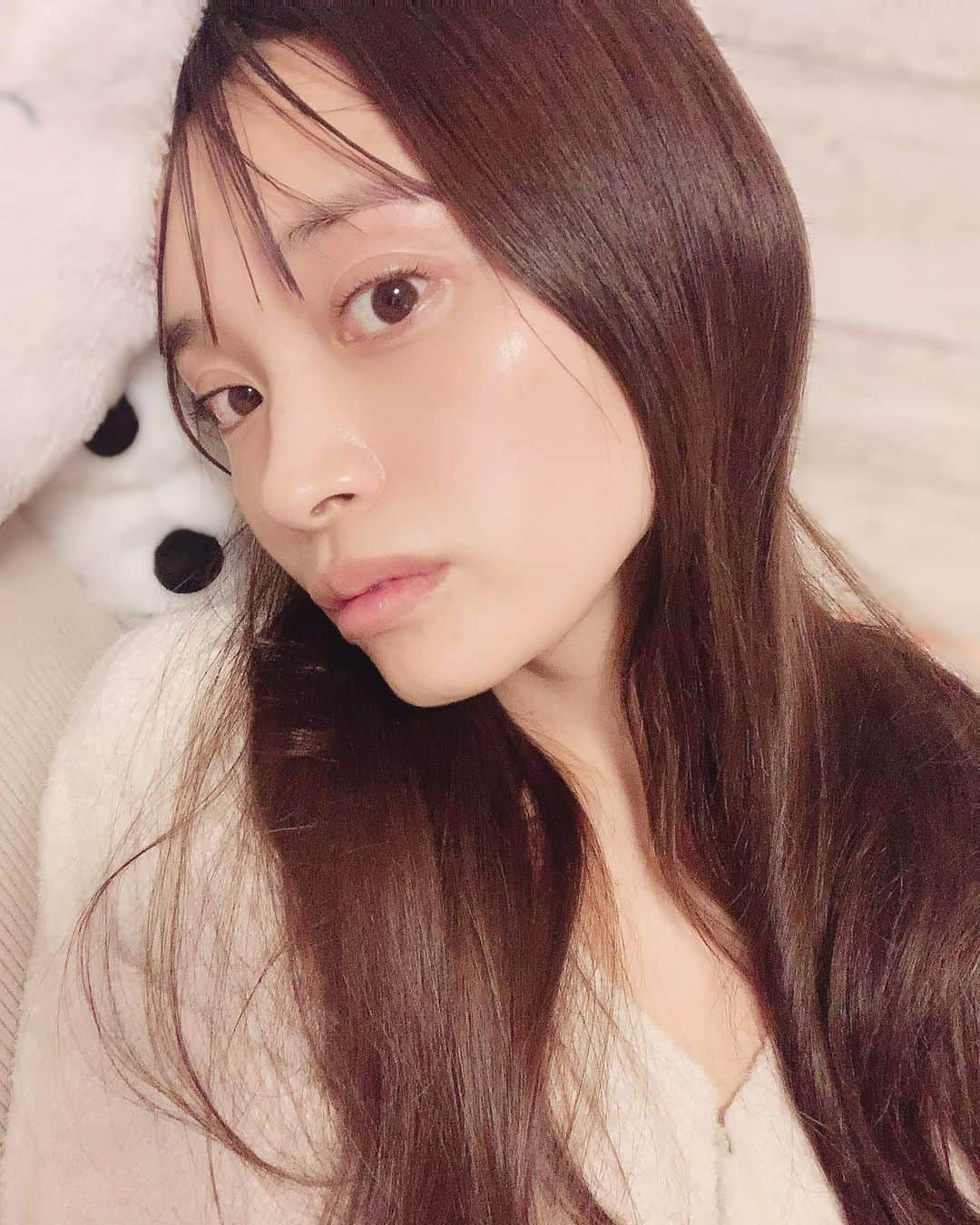 本多末奈のインスタグラム：「✂︎✂︎✂︎ 前髪切ろうか伸ばそうか散々悩んで2ヶ月。 2センチちょっと切りました✂️ 後ろ髪は絶賛伸ばし中🙌 最後いつ美容院行ったっけ🙄？ あと、最近乾燥がすごいから寝る前にオイルをベタベタ塗って寝てます🙌 なのでテカテカしてます。笑 おやすみなさい😴 #すっぴん失礼 #前髪切ったよ #前髪セルフカット」