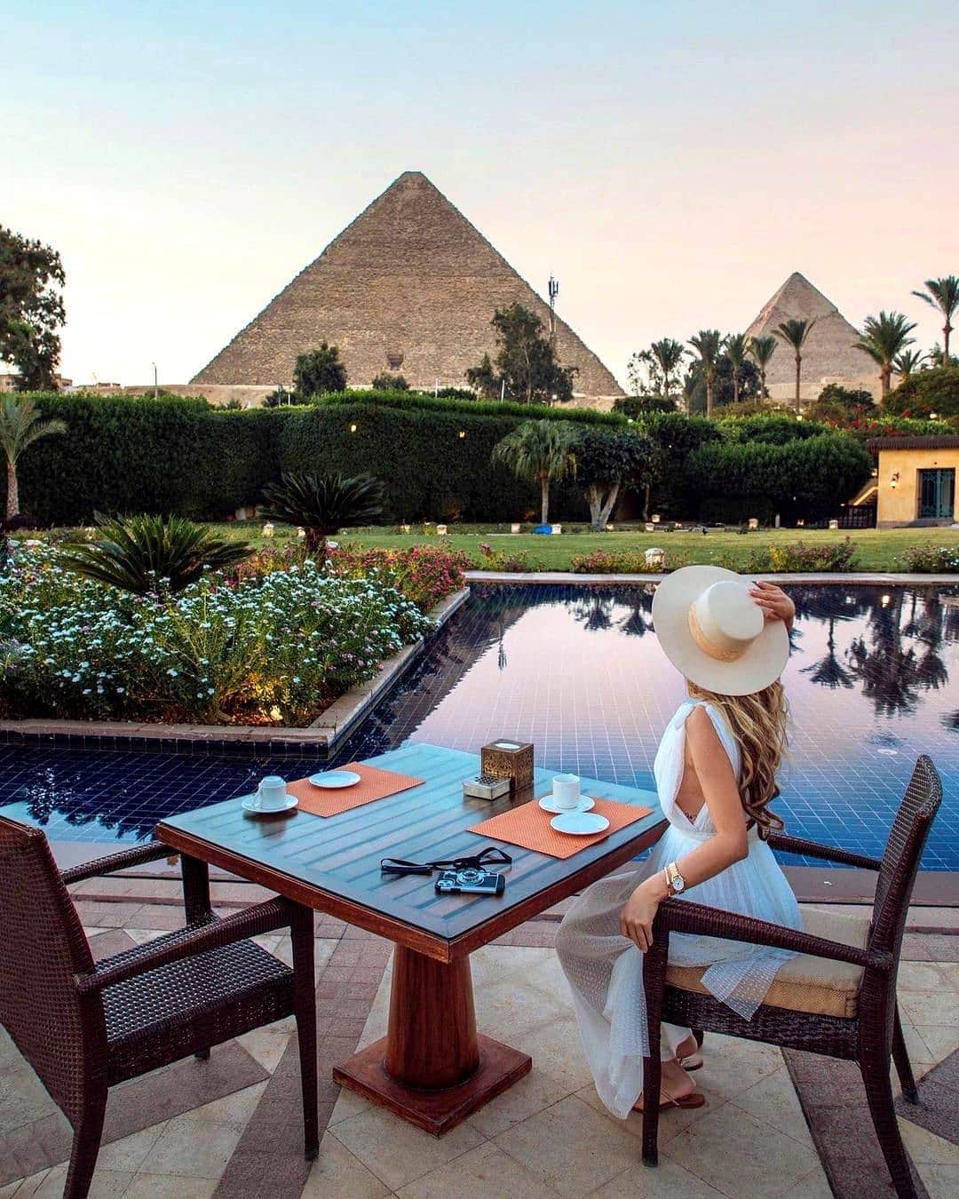 BEAUTIFUL HOTELSさんのインスタグラム写真 - (BEAUTIFUL HOTELSInstagram)「Morning goals! ☀️ Experience the wondrous beauty of the Pyramids from Marriott Mena House. 🇪🇬   A truly memorable stay in Cairo is never complete without staying in this first-rate hotel. Situated at the base of the Pyramids, it takes pride in offering the best views of Egypt's most popular attractions.  Their upscale rooms are thoughtfully designed to give you a taste of modern luxury—perfect for your much-deserved holiday getaway! 🤩 Where was your most favorite breakfast-view moment?  📸 @helloomelissa 📍 @marriottmenahousecairo, Egypt」1月14日 0時04分 - beautifulhotels