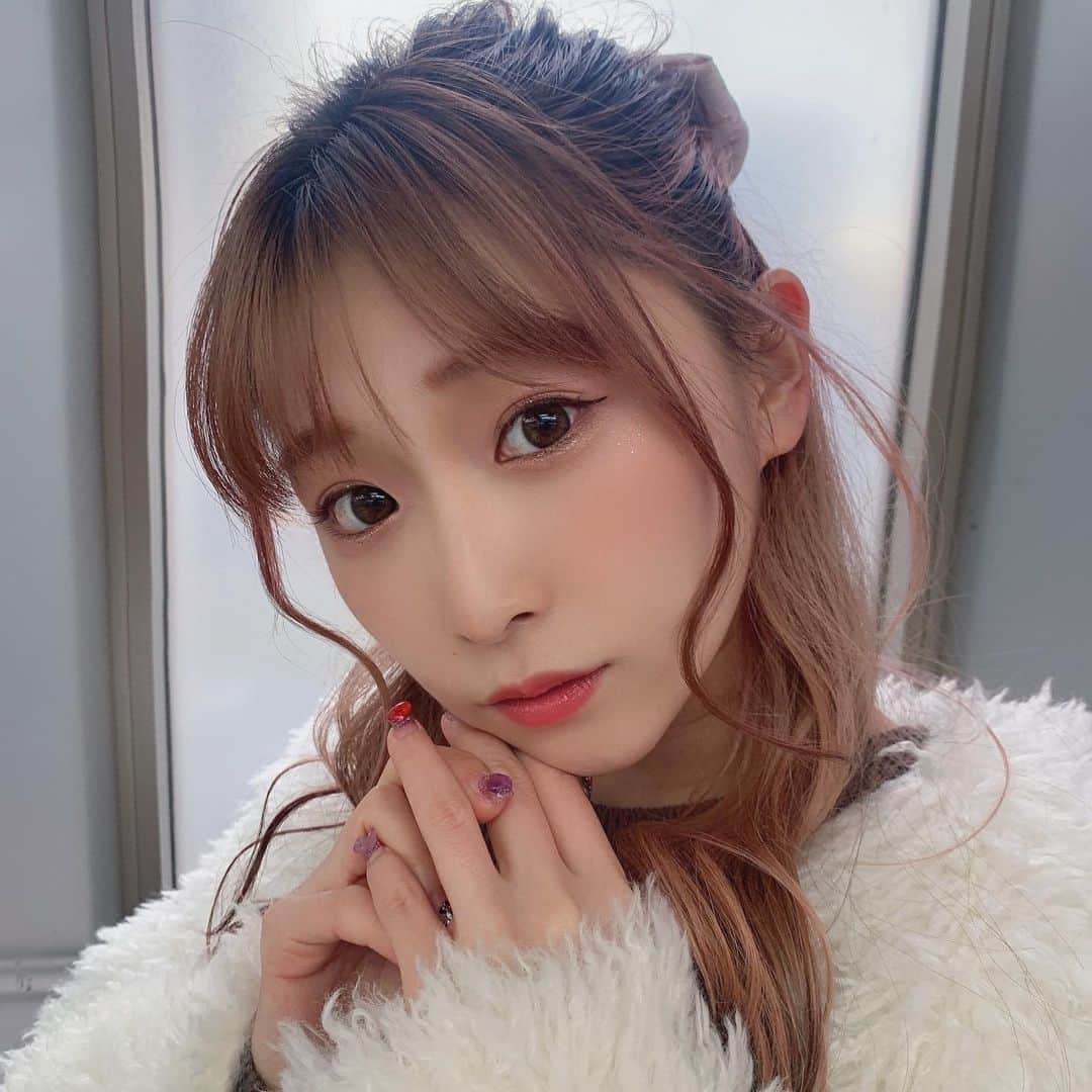のインスタグラム：「💄  気分でいつもと違うメイク❤︎ (たぶん伝わらない笑)  ピンクメイクあんまり似合わないから しないんだけど、この日は気分で ピンクしてみた🎀  薄ピンクだから自然といつもより メイク薄丸になった😺  メイクもっと上手になりた〜い！  みんなのおすすめコスメとか 教えてね💌❤︎  ・ ・ ・ ・  #ピンクメイク #メイク #メイク好き  #ハーフアップ #ハーフアップアレンジ  #女子力向上委員会 #女子力あげたい  #ゆり丸 #アイドル #いいね #いいね歓迎」