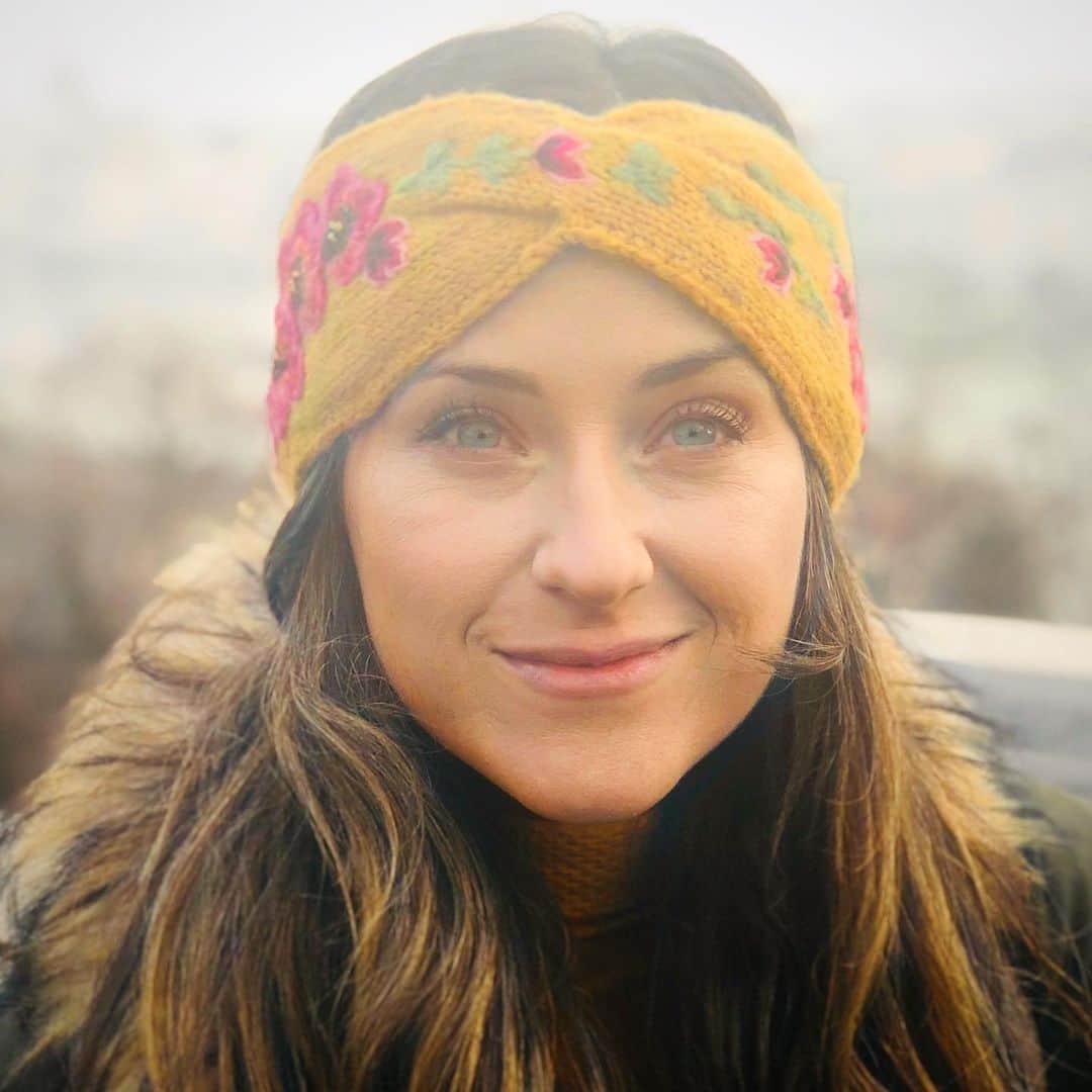 オウェイン・イオマンのインスタグラム：「Happy Birthday to my darling @gigiyeoman! Another trip around the sun and yet magically you manage to look younger every year! I literally couldn’t have dreamt of a better partner to travel through this life with. You are like a birthday gift to me every single day! I hope your day brings you all the light, love and blessings you deserve! (Oh and Cake-yes most importantly and above all else Cake 😂). Enjoy your birthday my beautiful blue eyed girl, I raise all the glasses in toasting the best human being I know. I love you lady!! 🥂🍾🎉🎊🥳👏❤️😘😍 XXXX #birthday #happybirthday #birthdaygirl #birthdaycake #cake #itsyourbirthday #partylikeitsyourbirthday #party #celebrate #celebration #wifey #wife #beautiful #beauty #lovelylady  #celebrate #morecake #evenmorecake」