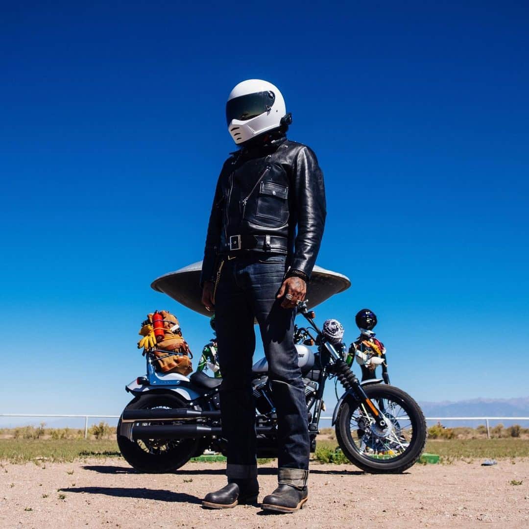 Harley-Davidson Japanさんのインスタグラム写真 - (Harley-Davidson JapanInstagram)「エリア51に焦がれて。#ハーレー #harley #ハーレーダビッドソン #harleydavidson #バイク #bike #オートバイ #motorcycle #ストリートボブ #streetbob #fxbb #ソフテイル #softail #空 #sky #青空 #bluesky #エイリアン #aliens #ufo #自由 #freedom」1月14日 0時13分 - harleydavidsonjapan