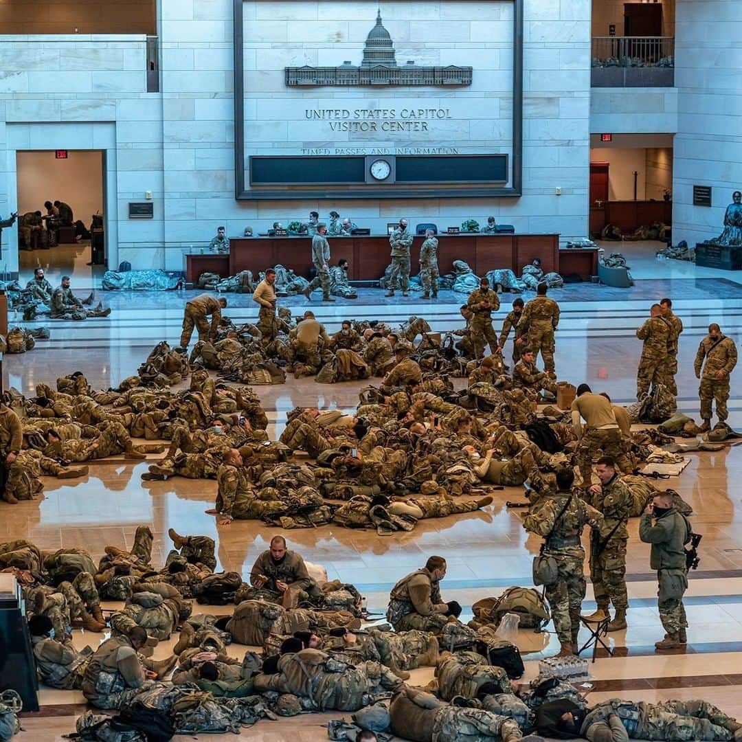 CNNさんのインスタグラム写真 - (CNNInstagram)「Here’s what the US Capitol looked like Wednesday morning with National Guard members deployed ahead of the House's vote on impeaching President Trump for a second time. Tap the link in our bio for live updates on the impeachment vote.  (📸: J. Scott Applewhite/AP, Joshua Roberts/Reuters)」1月14日 0時15分 - cnn
