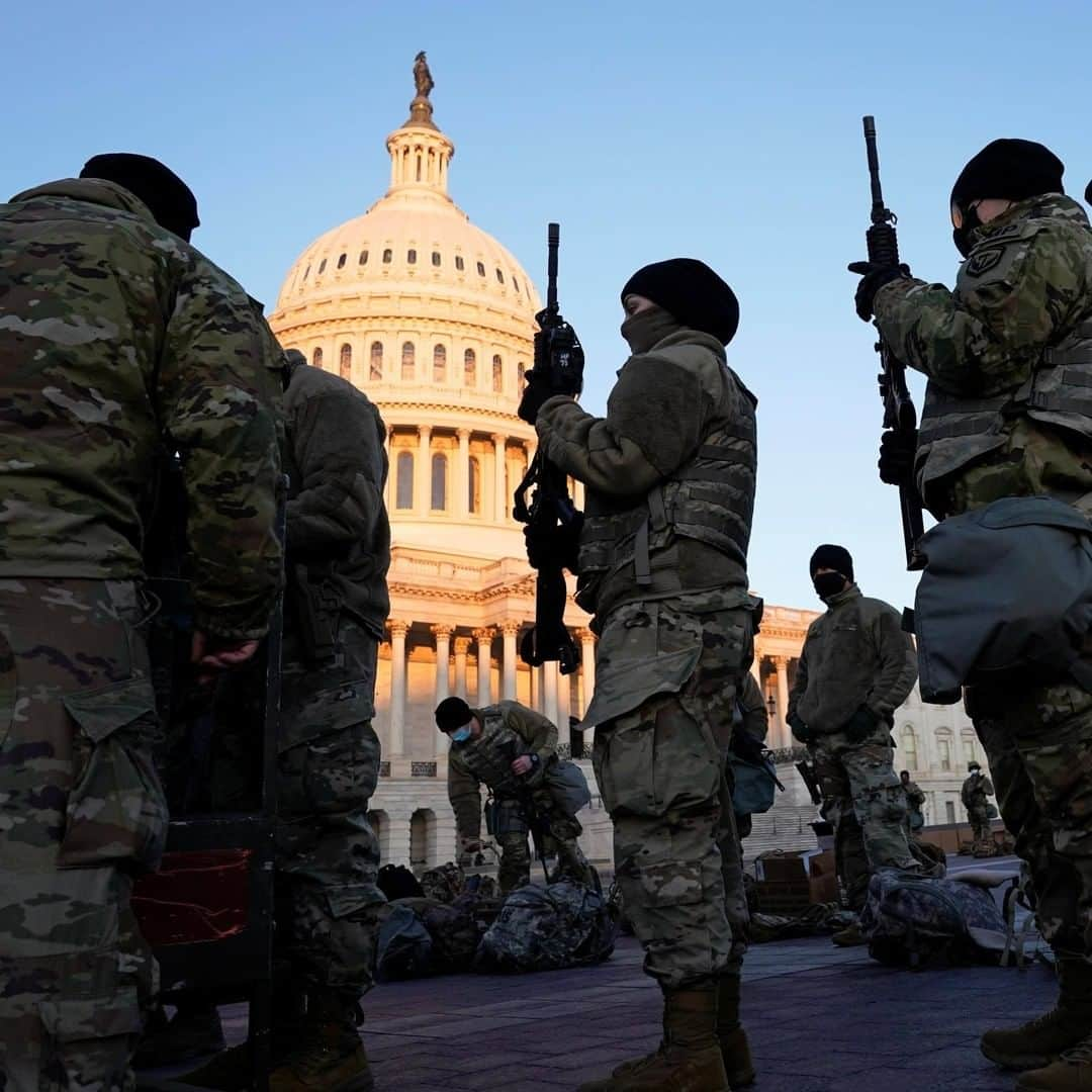 CNNさんのインスタグラム写真 - (CNNInstagram)「Here’s what the US Capitol looked like Wednesday morning with National Guard members deployed ahead of the House's vote on impeaching President Trump for a second time. Tap the link in our bio for live updates on the impeachment vote.  (📸: J. Scott Applewhite/AP, Joshua Roberts/Reuters)」1月14日 0時15分 - cnn