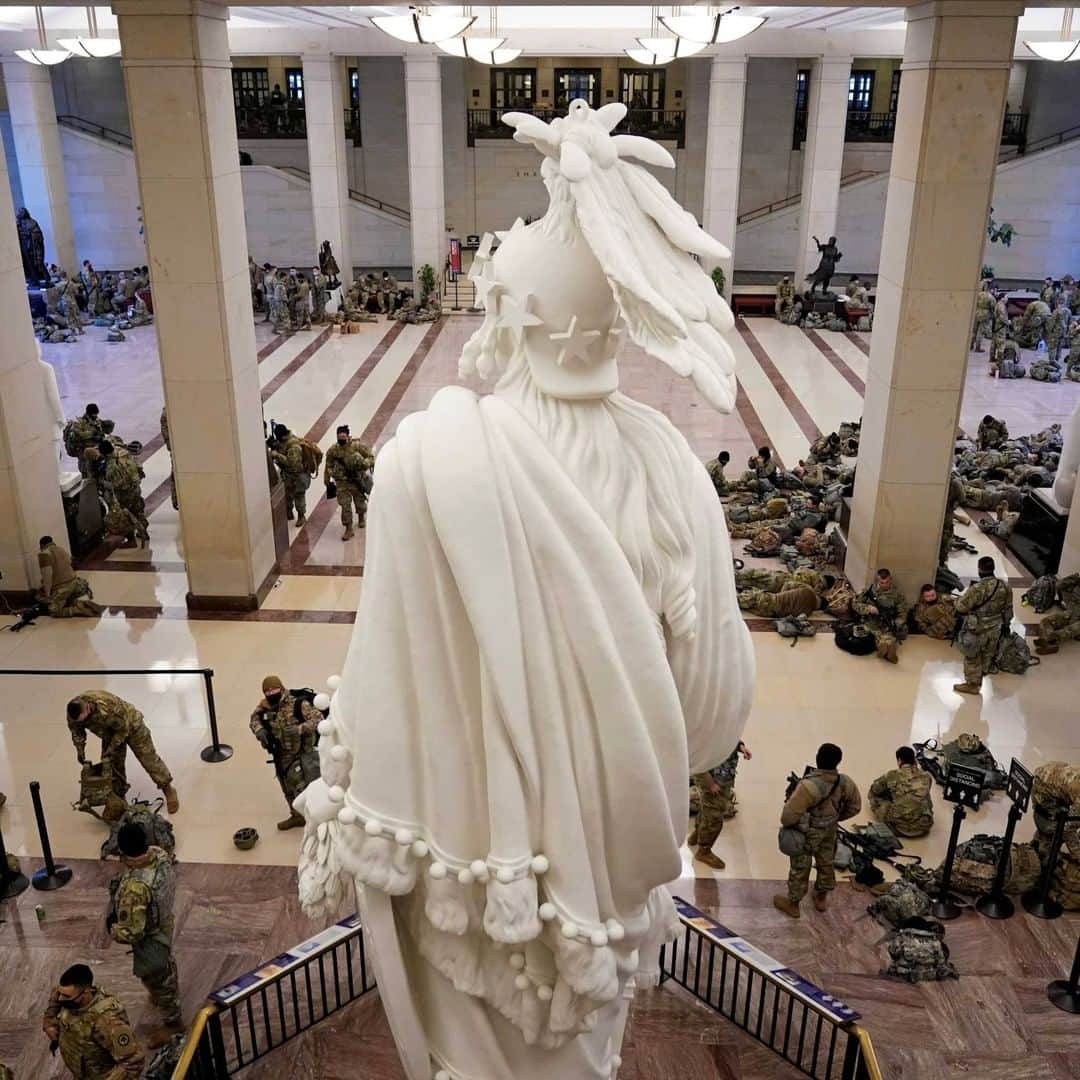 CNNさんのインスタグラム写真 - (CNNInstagram)「Here’s what the US Capitol looked like Wednesday morning with National Guard members deployed ahead of the House's vote on impeaching President Trump for a second time. Tap the link in our bio for live updates on the impeachment vote.  (📸: J. Scott Applewhite/AP, Joshua Roberts/Reuters)」1月14日 0時15分 - cnn