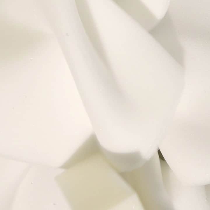 ドゥラメールのインスタグラム：「The kind of masks we dream about. Let’s just say these skin-embracing, spa-inspired beauty infusers keep us indulging. A weekly application of The Treatment Lotion Hydrating Mask might just be the beauty escape you need for the New Year.」