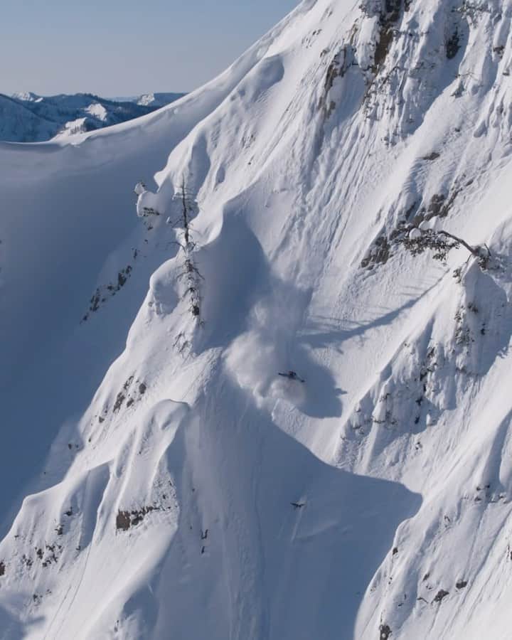 のインスタグラム：「Join us for a premiere of One World 🌎 - Live With The #BurtonTeam Get all the info - link in bio. ⛓🌎  Tune into the stream with hosts @travelindan and @mysonstan to go behind the scenes of #BurtonOneWorld. Our hosts will be joined by a special lineup of #BurtonTeam riders, including; @annagassersnow, @niels_schack, @mariathomsen, @redgerard, @kimmyfasani, and @markmcmorris.」