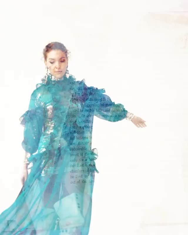 アリゾナ・ミューズのインスタグラム：「It’s a special one...excited to share my 2021 cover this Friday with @countryandtownhouse who asked me ‘What Next?’ on hopes and dreams for a better future for sustainable fashion and beyond 🌎   Wearing this spectacular @preenbythorntonbregazzi dress made from recycled single-use plastic material.  Fashion & Art Director @nicolesmallwoodstylist Video @tracerital Digital Artist @fukuraesthetic Photographer @carlaguler Talent @arizona_muse All clothing including boots, earrings and sequin under dress @preenbythorntonbregazzi Make up @nathalieeleni_beauty Hair @bencookelockonego」