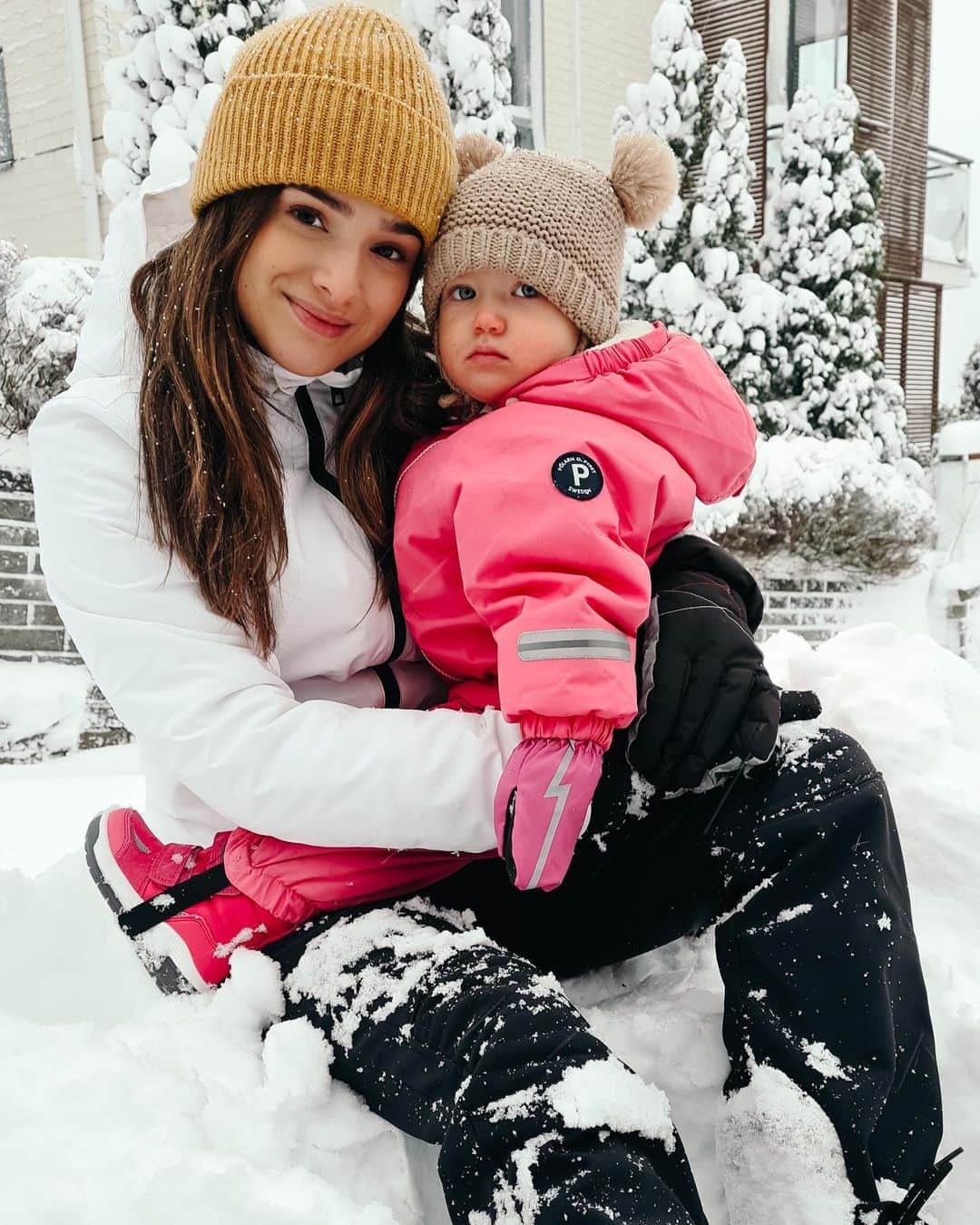 チャチー・ゴンザレスのインスタグラム：「....YALL...How the heck did I end up here in Finland from TEXAS?!?! 😂 trying to survive my first blizzard but it’s colder than a witches tit in a brass bra! 🥶」