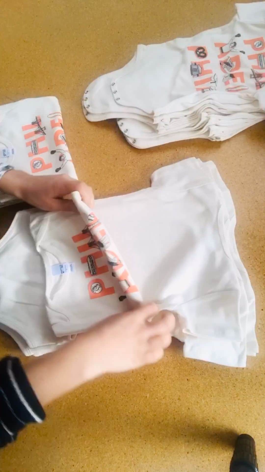 マップトートのインスタグラム：「Baby Onesie Folding Champion 🥊 🏆」