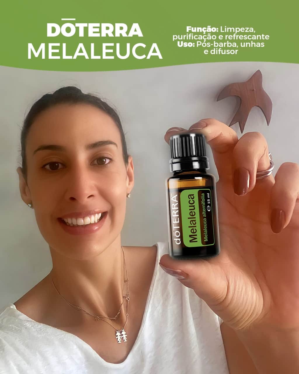 シェイラ・カストロのインスタグラム：「Melaleuca é o óleo dessa semana 😍 ⠀ Esse óleo essencial é incrível, trás uma limpeza, purificação e é tão refrescante. ⠀ Você pode utilizar em várias formas: ⠀ 🔸Aplicar na pele no pós-barba para purificar e refrescar. 🔸 Nas unhas para limpeza e tê-las mais saudáveis. 🔸No difusor de ambiente para purificar o ar. 🔸 Na pele, topicamente na espinha. ⠀ Você já conhecia esse óleo?? De qual forma mas mais utiliza ele?👀😍 ⠀ ⠀ ⠀」