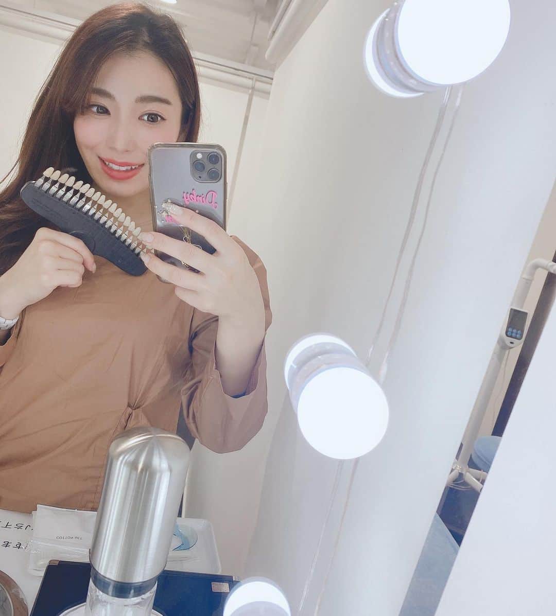 中村かなのインスタグラム：「今はセルフホワイトニングサロンが多くて、お気軽に歯のお手入れができちゃうので🦷✨ 定期的にお手入れしてます✨🦷✨ ・ 矢場町のパルコすぐ近くの @platinum_beauty_nagoyasakae  でプレミアムホワイトニングを受けました😁 ・ こちらは痛みも全くなく 終了後食べ物の制限がないのが うれしかった😁❣️ (ホワイトニング後は白いものしか食べれないことが多いの🥺) ・ 私は定期的にお手入れしてるので 比較的白い方だけど くすみがとれてツヤがでました✨ ・ ・ 🦷かなのインスタ見ました🦷 で 【初回特別価格】でとってもお値打ちに受けれます🥺👇 ・ ・ ①⭐⽩さお約束コース⭐ ﻿👇私はこちらを受けました👇 【プレミアムホワイトニング】  合計 8 回 2 来店（1 回 8 分照射）17600 円  ※ジェル代は別途 9000 円〜 ﻿  ②お手軽ホワイトニングコース  ホワイトニングが初めての方👇 【ナチュラルホワイトニング】  自然の⽩さを求める⽅へ  3 回（1 回 10 分照射）2970 円  ﻿ ﻿  お問合せ👇DMしてみてネ🦷✨ @platinum_beauty_nagoyasakae  プラチナムビューティー名古屋栄本店 ・ ・ ・ ・ #プラチナムビューティー名古屋栄店  #ホワイトニング #セルフホワイトニング #白い歯 #美容好きな人と繋がりたい  #美容」