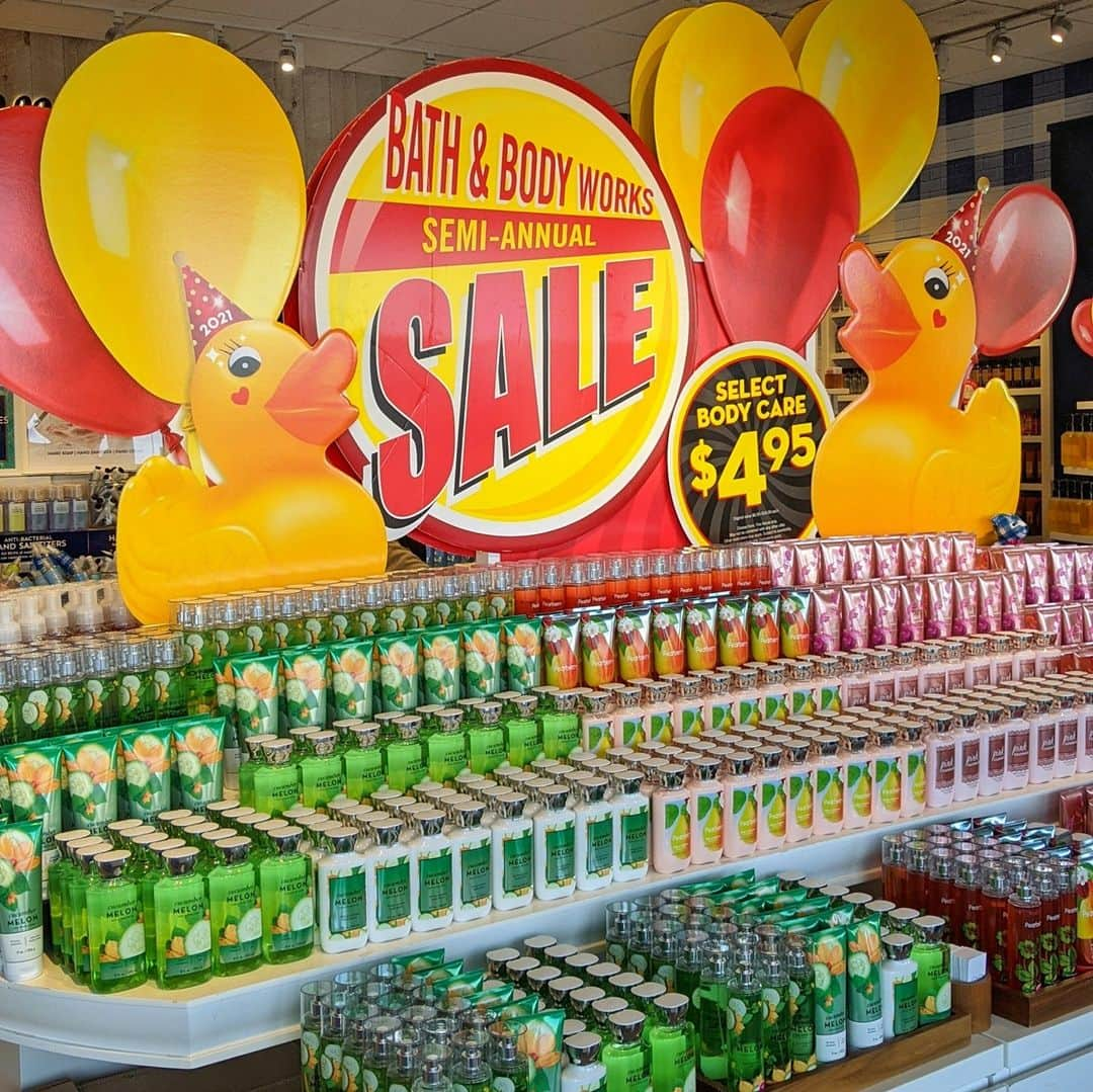 Bath & Body Worksさんのインスタグラム写真 - (Bath & Body WorksInstagram)「Leave a 🐥 if you agree #NationalRubberDuckyDay is the best excuse to shop our Semi-Annual Sale!」1月14日 0時32分 - bathandbodyworks