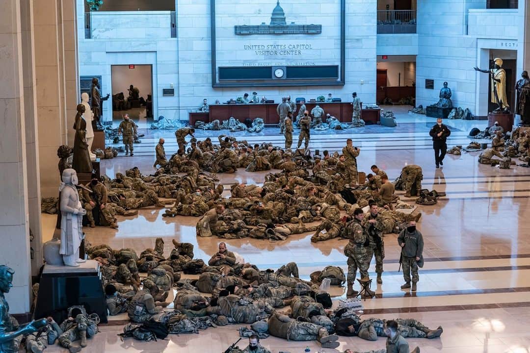 NBC Newsさんのインスタグラム写真 - (NBC NewsInstagram)「Hundreds of National Guard troops nap inside the U.S. Capitol Visitor Center as the House prepares to debate on an article of impeachment against President Trump.⁠ ⁠ 📷 J. Scott Applewhite / @apnews」1月14日 0時33分 - nbcnews