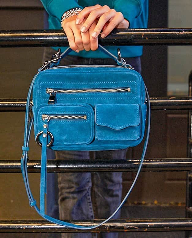 レベッカミンコフのインスタグラム：「Could never go wrong with a pop of color. The Jett boxy in teal is a dream 😍」