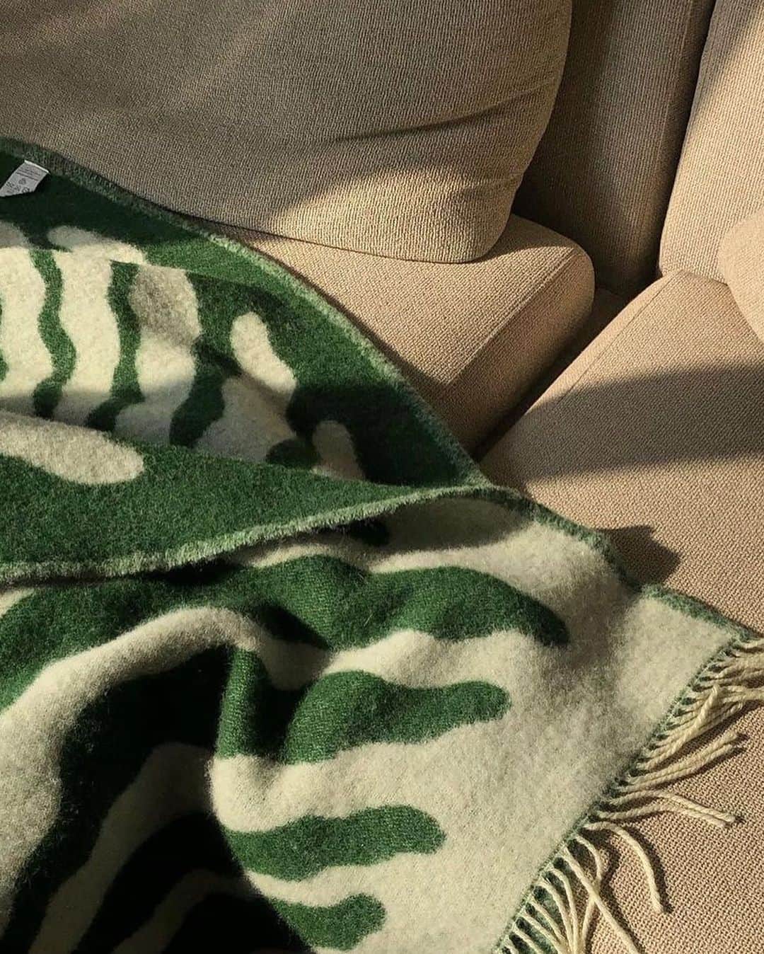 ARKETさんのインスタグラム写真 - (ARKETInstagram)「Back in stock - ARKET’s collaboration with artist and illustrator @linneaanderssonofficial in production with @klippanyllefabrik, soft lambswool blankets featuring one of Linnea’s signature motifs sinuous branch and leaf textures. - Photos and inspiration by @nisi, @austulyys and @lececirose  - #ARKET #linneaandersson」1月14日 0時40分 - arketofficial