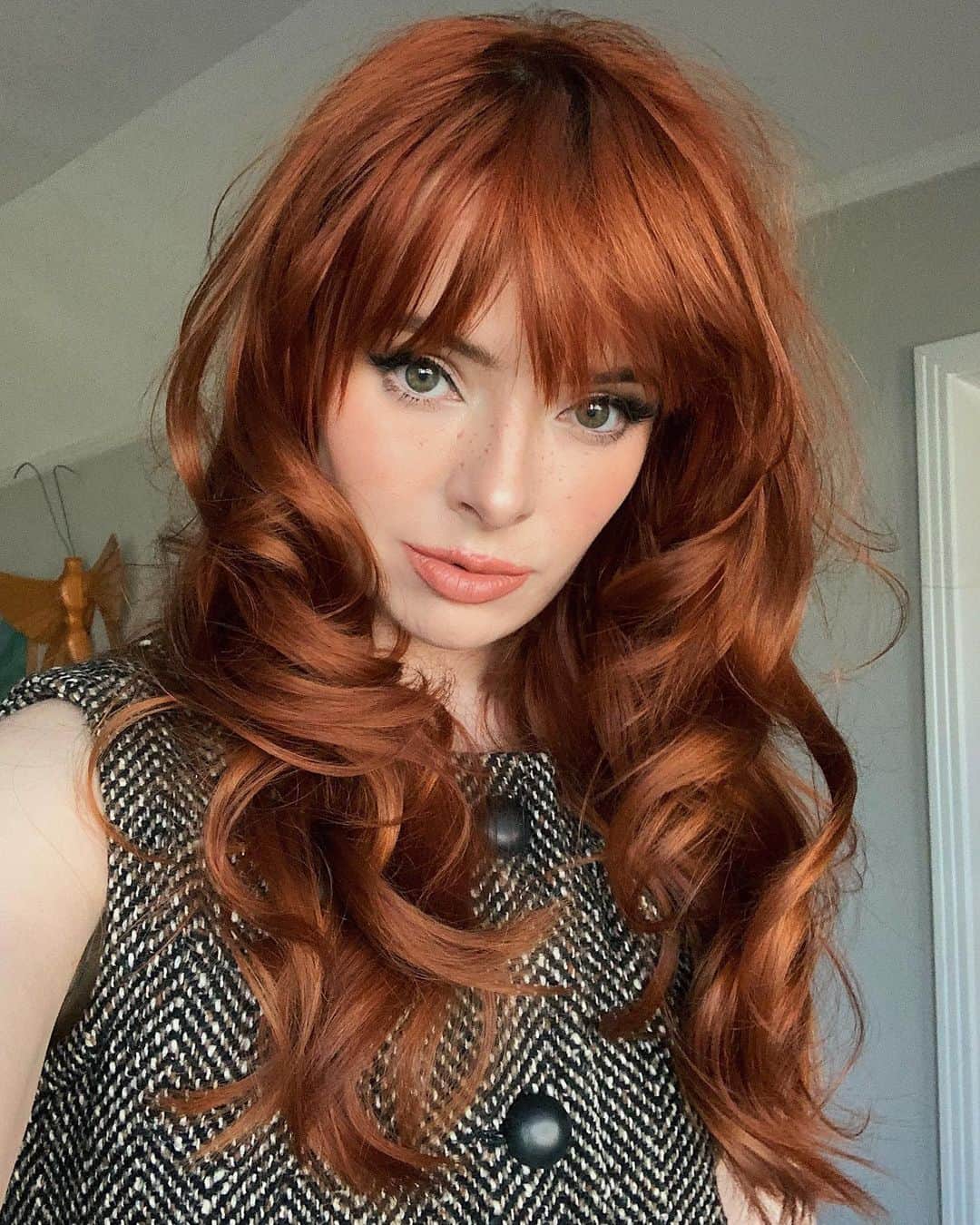 ジェーン・アルドリッジのインスタグラム：「Kind of enjoying the quarantine hair growth 😂 Early on this year I got some hair razors to trim my own bangs and I got a little too excited and went through an awkward two months with horrible bangs above my eyebrows 😌 live and learn」
