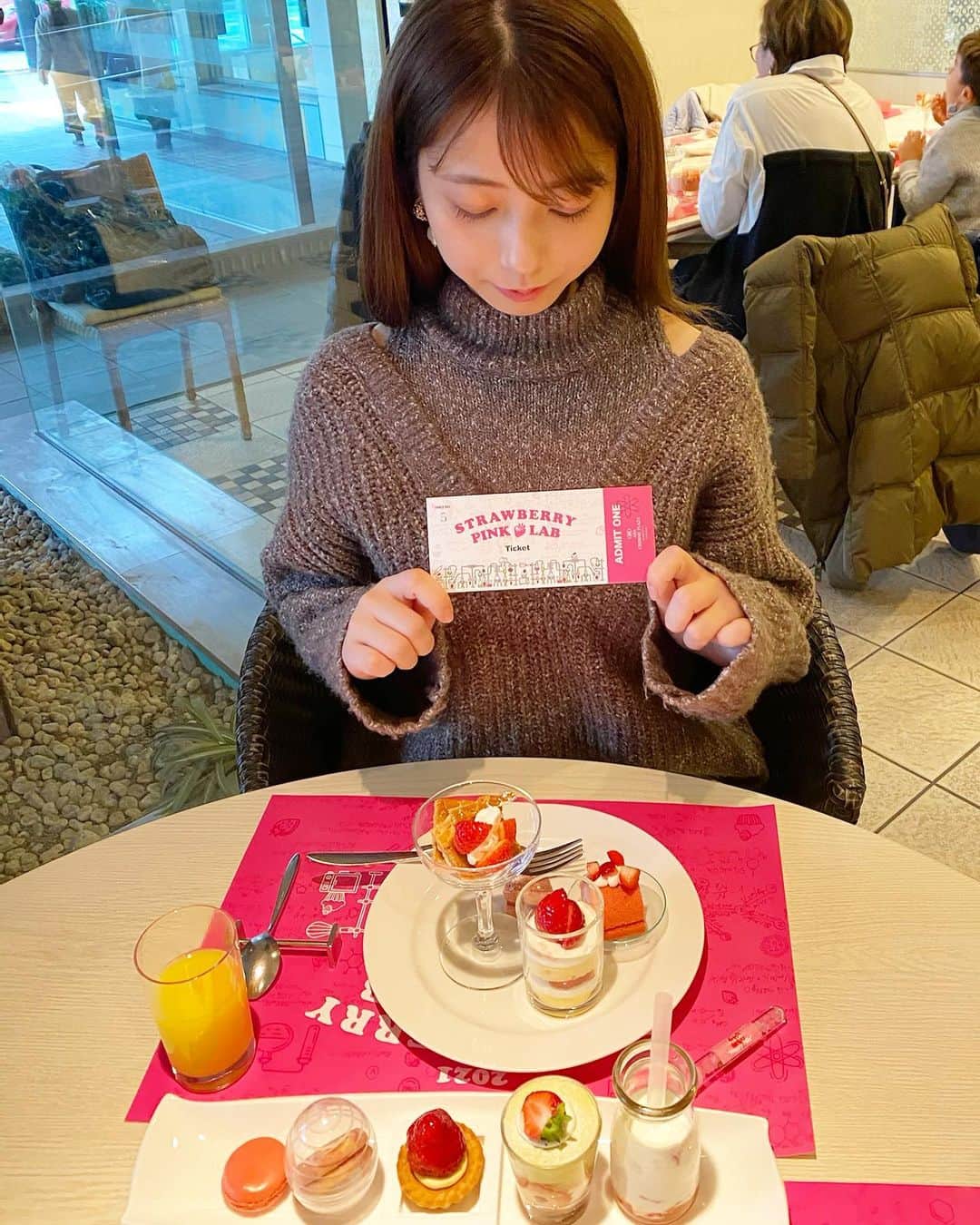 YUMIのインスタグラム：「🍓  ANAクラウンプラザホテル福岡の 「ストロベリーデザートビュッフェ〜Pink Lab〜」 にいってきたよ〜🍓  いちごの研究室をテーマにしてて とっても可愛かった！！🥺✨  前回どれを食べても美味しかったから 今回も楽しみにしとったっちゃん🍰🤤  しかも日曜日は17:30からも 予約できるから、夜しか来れない人にもおすすめ💕  密にならないように、交代で取りに 行かせてくれて、手袋も用意されてたよ✌️  🍓詳細はこちら🍓 2021年1月9日(土)〜3月28日(日)  （土・日・祝日限定） 15:00〜16:40 ※利用時間100分 ※日曜のみ2回開催 (2回目：17:30〜19:10)  #ana#スイーツビュッフェ #anaクラウンプラザホテル福岡 #いちご#いちごスイーツ#スイーツ #スイーツ巡り#スイーツテロ#福岡ホテル」