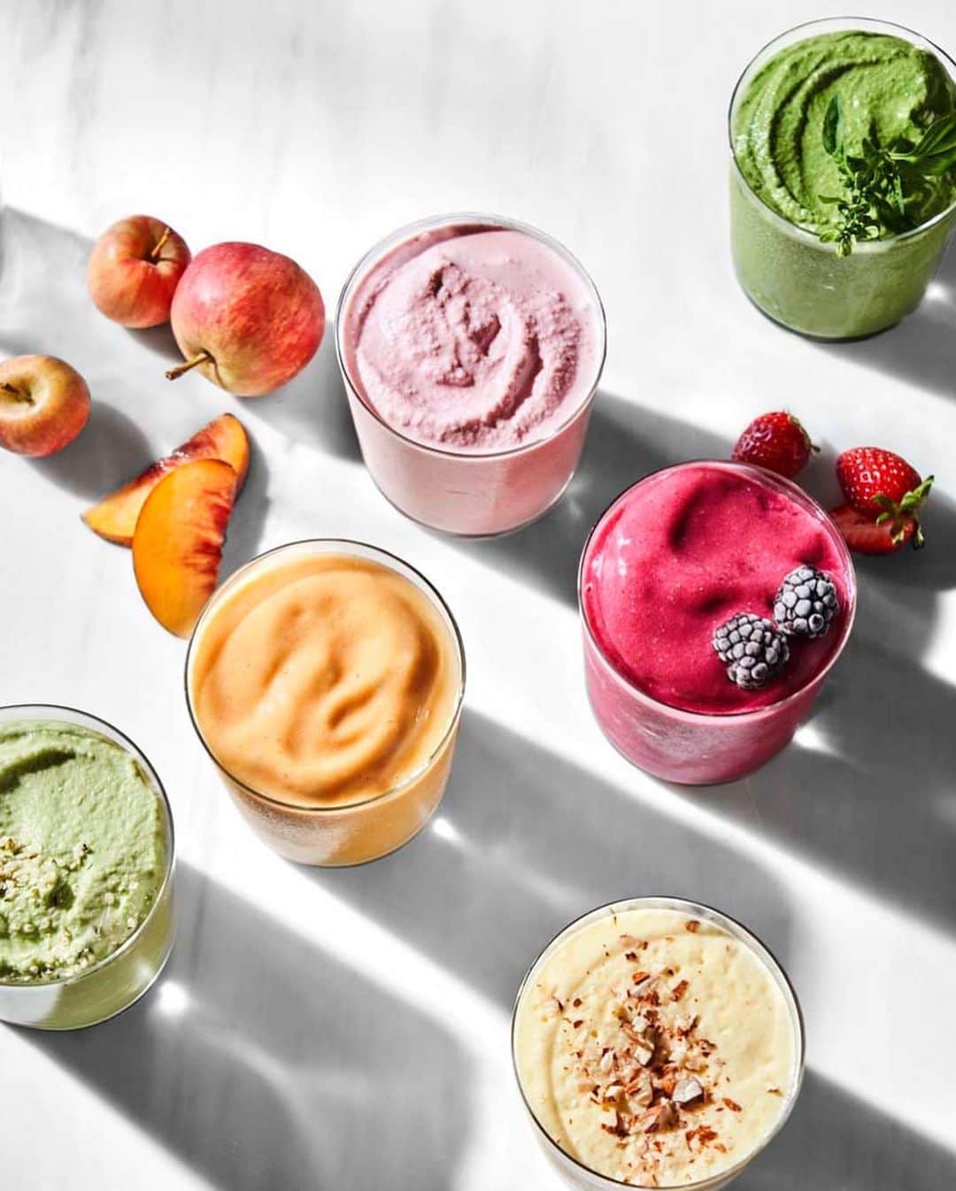 Vitamix Global Headquarters Real foodさんのインスタグラム写真 - (Vitamix Global Headquarters Real foodInstagram)「🫐🍑EMOJI CHALLENGE🫐🍑 Using ONLY emoji's, what's in your smoothie today? • 📸: @williamssonoma 📸 #2 @bewellbykelly's Spa Smoothie -> get the recipe on her site! •」1月14日 0時51分 - vitamix
