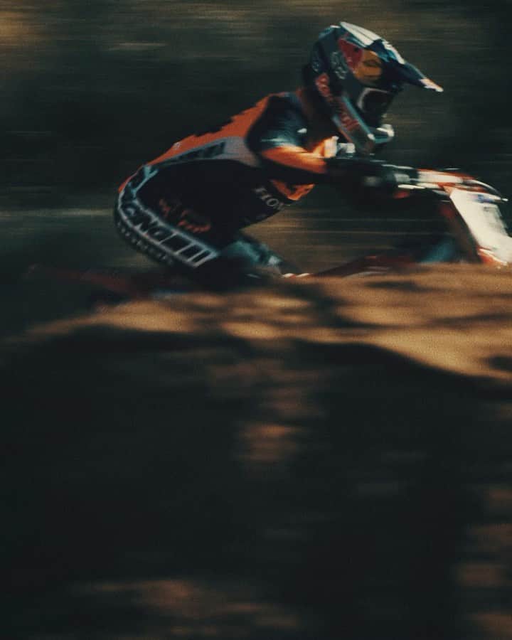 ケン・ロックゼンのインスタグラム：「@foxmoto came out to see what we are working with at the track 🤙🏽 Link to the full video in my Bio」