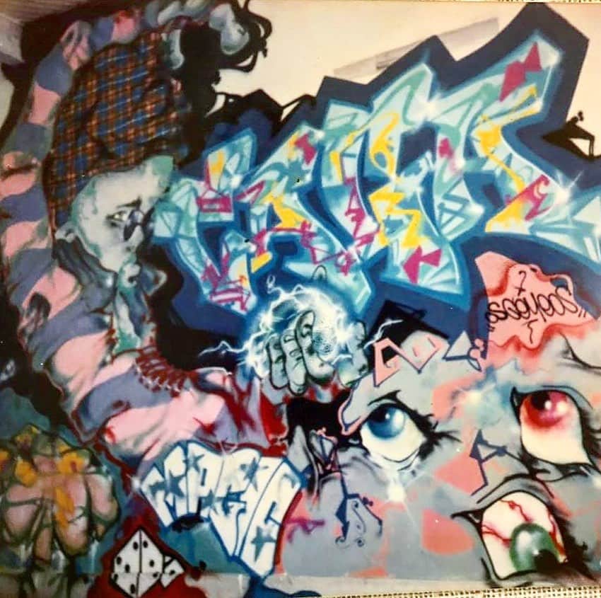 osgemeosのインスタグラム：「1992 no colégio Carlos de Campos, mais conhecido como Kk ! Semana de arte  #osgemeos #graffiti #School #1992 #contornofino #detalhes #mistical @eteccarlosdecampos」