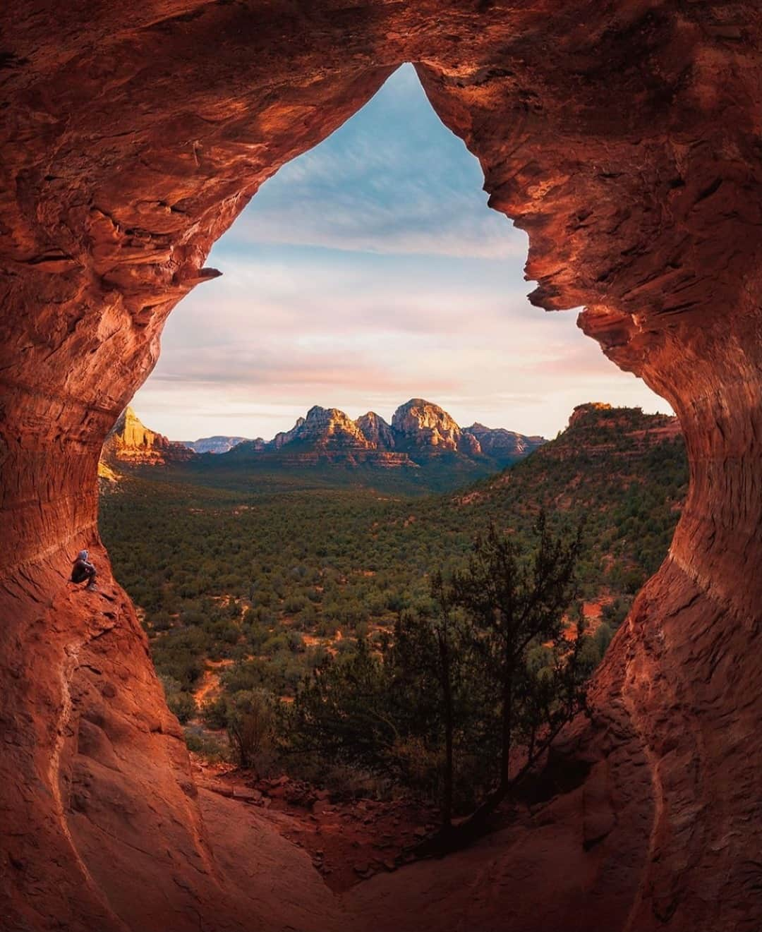 Earth Picsさんのインスタグラム写真 - (Earth PicsInstagram)「Climbing through caves in Arizona 🏜 Tag a friend you’d like to explore Arizona with! Photo by @josemostajo」1月14日 1時00分 - earthpix