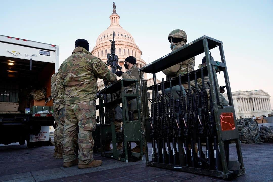 NBC Newsさんのインスタグラム写真 - (NBC NewsInstagram)「Weapons are distributed to members of the National Guard before Democrats begin debating an article of impeachment against President Trump.⁠ ⁠ 📷 Joshua Roberts / @reuters」1月14日 1時13分 - nbcnews