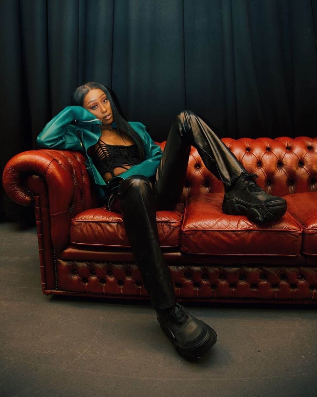 のインスタグラム：「2021 Mood ⁠@tomiagape 🔥 #swearlondon   Styling @jermainerrobinson ⁠⠀ Photo @shay.aiko  Styling Assist @joymar__」