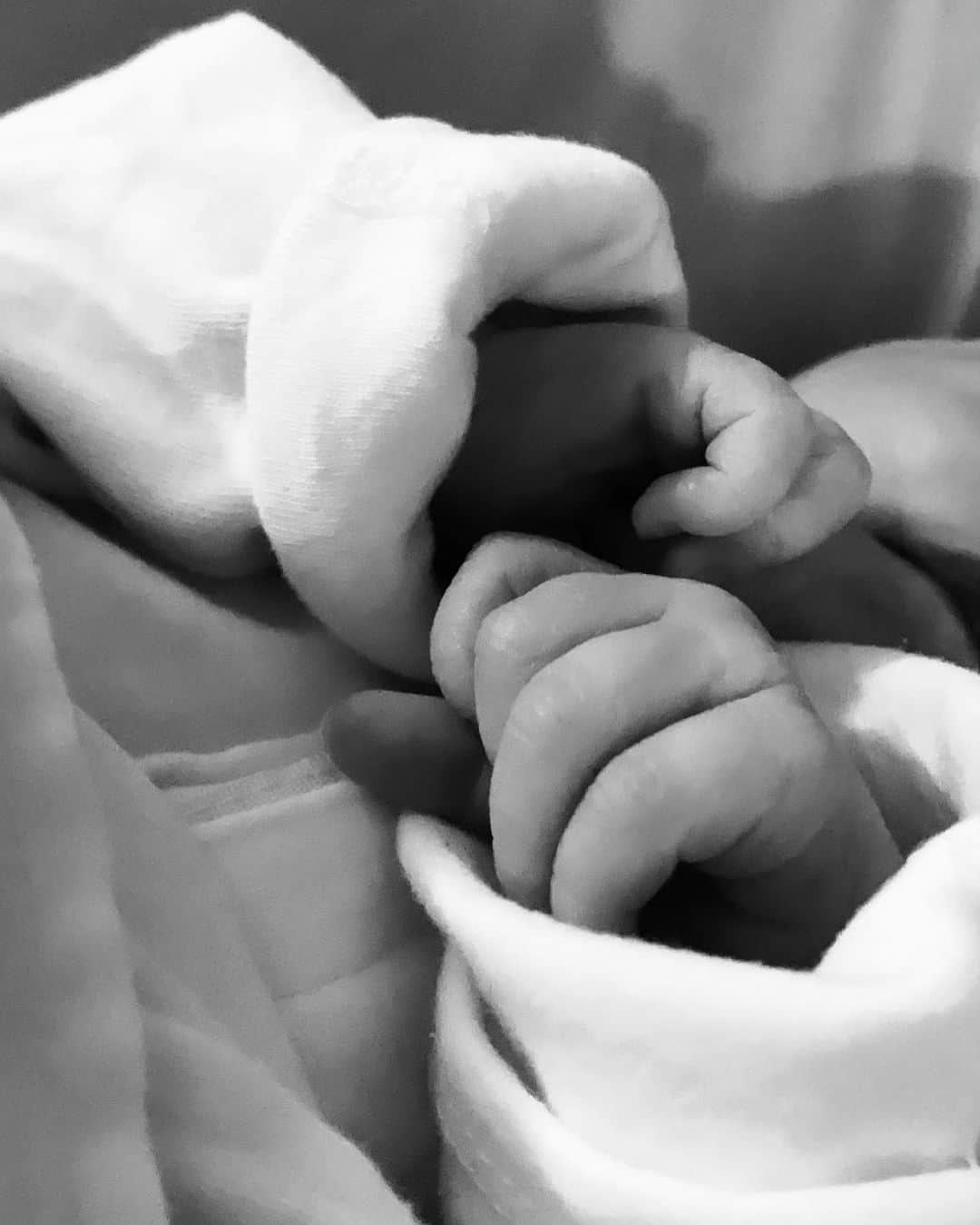 ジェシカ・ゾアのインスタグラム：「Added a little special sweetness to our family and some new directions to our journey on 1-11-21   Bowie Ella Richardson :) 🎀🤍  This journey with Brad and Lexi has been one of the most beautiful experiences of my life. To then create a human that is absolutely perfect in our eyes and put a feeling in my heart I didn’t know existed is beyond words. I have all the feels and she is really something special :)」
