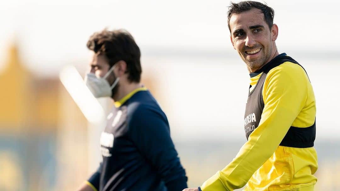 ビジャレアルCFのインスタグラム：「¡@paco93alcacer sigue con su puesta a punto 🏋! ¡Muchas ganas de volver a verlo en acción ⚽🥅! . @paco93alcacer continues with his recovery 🏋! Can’t wait to see him back in action ⚽🥅! . #Villarreal #futbol #football #soccer」