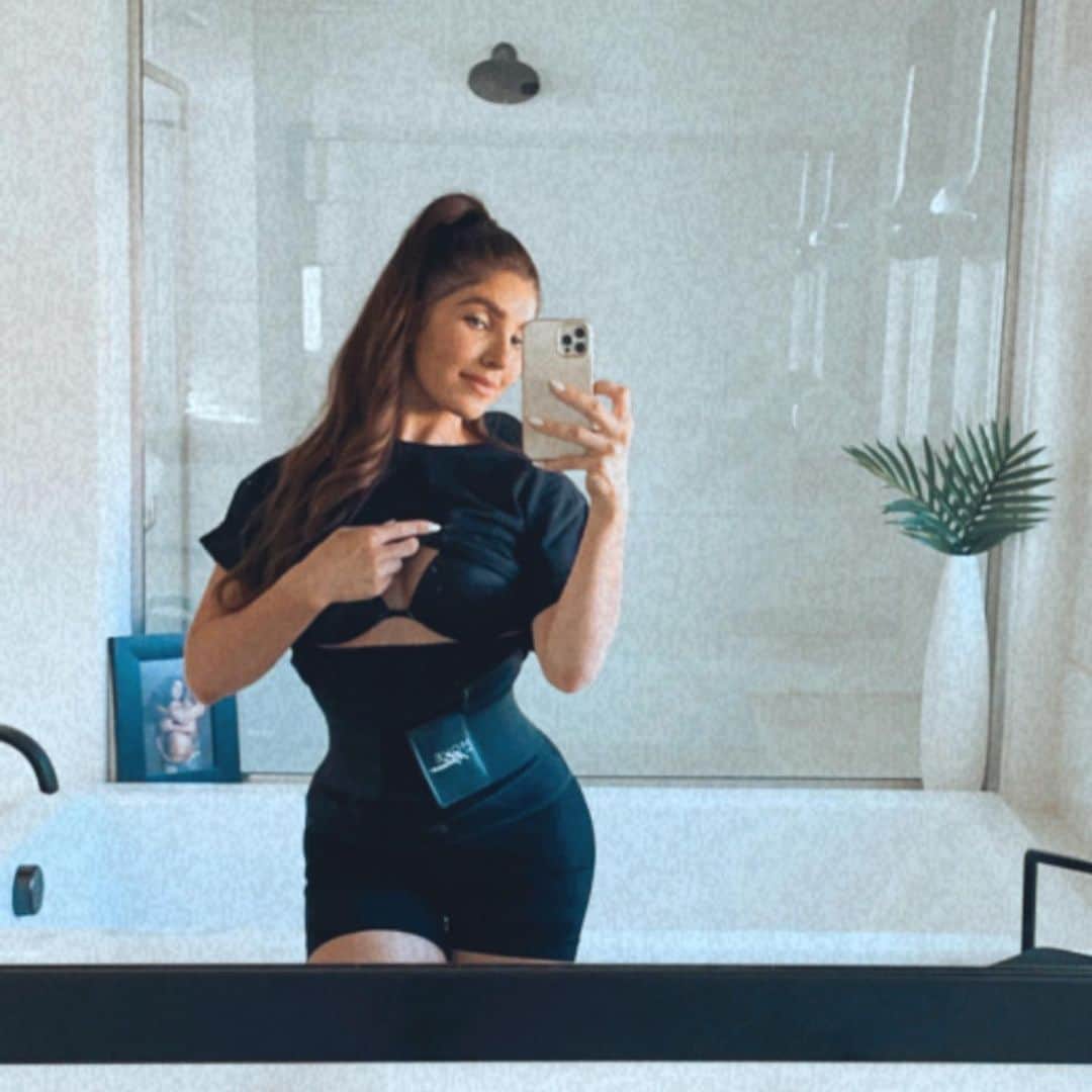メリッサ・モリナロのインスタグラム：「SWIPE LEFT to see my results...I was SHOCKED! 1st photo was take on Monday 1/11/21 6 month postpartum 2nd was taken 8/27/20 1 month postpartum. In both photos I'm wearing a size small. I could barley close my waist trainer at the time but it still felt good and gave me the support I needed.  Seeing the side by side comparison is amazing!!! Everything is wider after you have a baby.  Your ribs move, stomach muscle separate. This is why waist training after you have a baby in my opinion is important.  Not to mention it's taken the stress off my lower back and gave me the support I needed. Anyone can benefit from this it's not just for postpartum use. I've been working out and trying to maintain healthy eating habits for my best results. My Move by Melissa waist trainer has helped my body get back to where it is today! Only S-L left and going fast. To purchase your waist trainer go to: toMOVEBYMELISSA.COM or swipe up on my story」