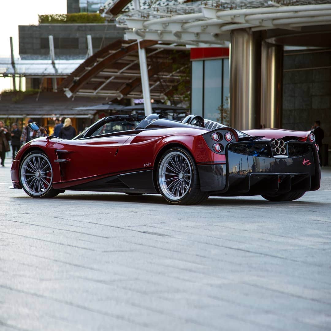 パガーニ・アウトモビリのインスタグラム：「This red is really charming on the Huayra Roadster... but could you tell its name?   Need a clue? Check out our latest Story.  #pagani #huayra #huayraroadster」