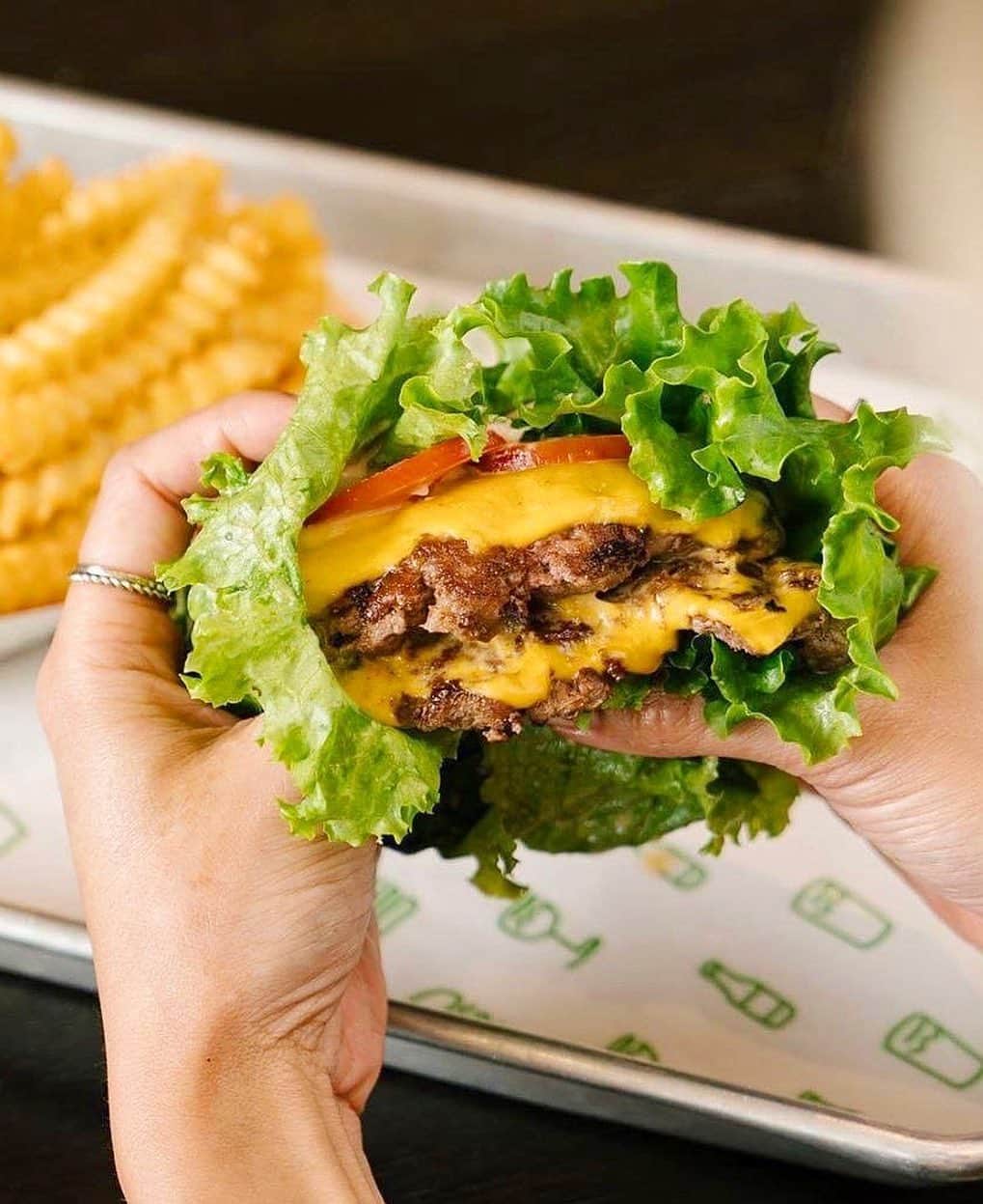 SHAKE SHACKさんのインスタグラム写真 - (SHAKE SHACKInstagram)「Lettuce drop the bun for #NationalGlutenFreeDay! 🥬🍔   Making your burger gluten-free is easy! Just swap out the bun for a lettuce wrap or GF bun on the app, online, or IRL at the Shack.   📸: @shakeshackmx #shakeshack」1月14日 1時37分 - shakeshack