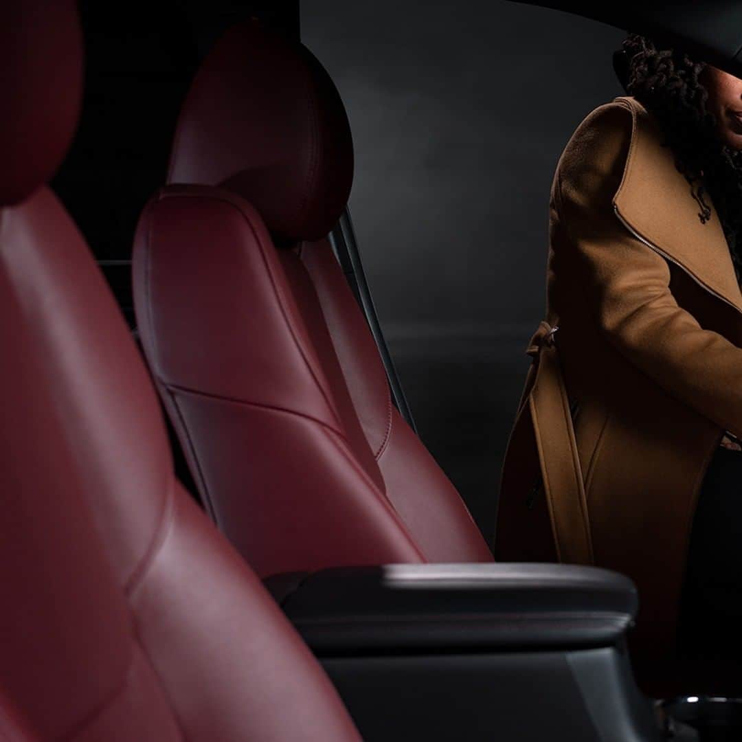 MAZDA Canadaのインスタグラム：「The Garnet Red Leather-trimmed interior is one of the many unique features of the Kuro Edition CX-9.」